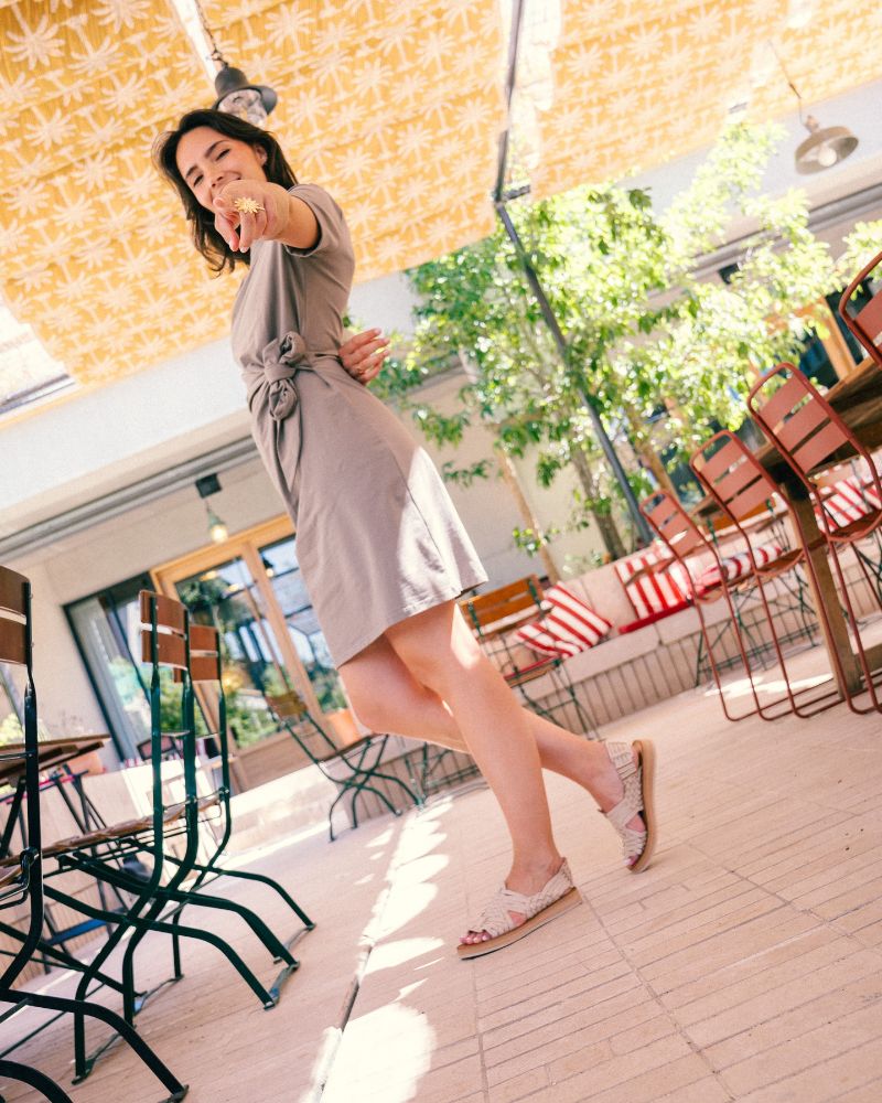 La Frida grège, sandale en cuir bovin et crêpe beige ou pneu recyclé avec élastique