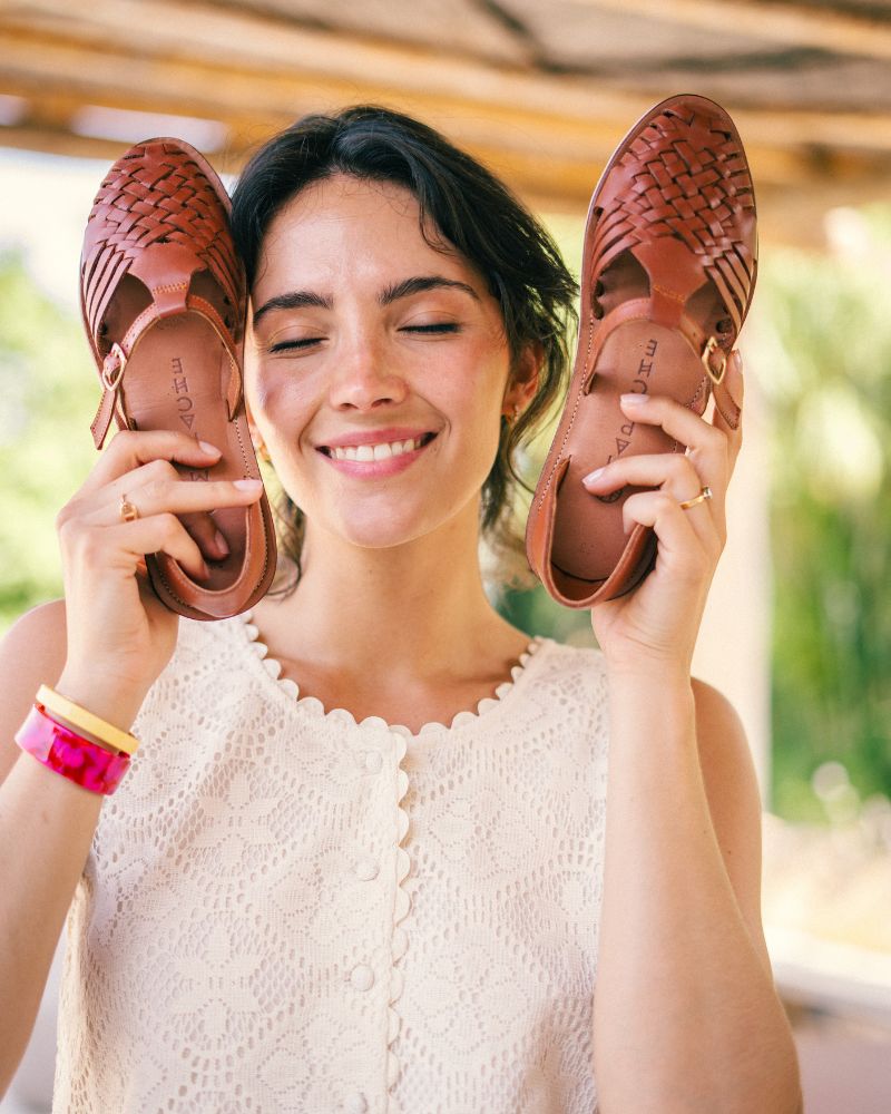 La Linda tabac, huarache en cuir bovin et crêpe beige