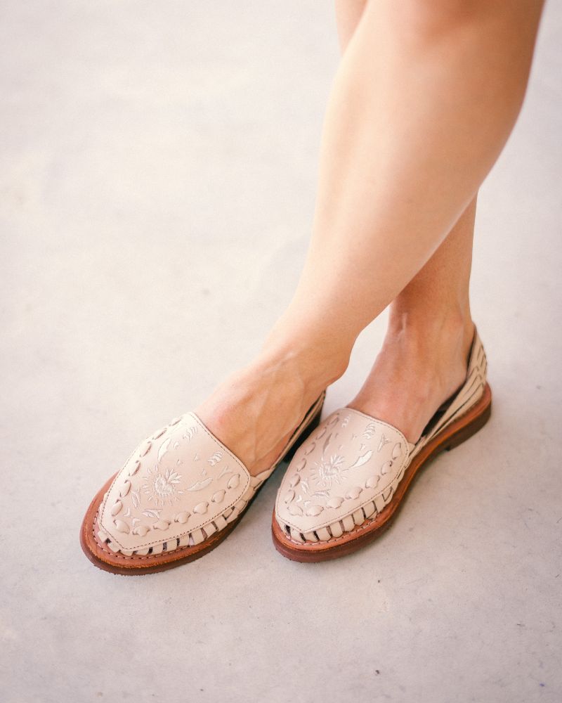 La Nora grège, huarache en cuir bovin brodé et double crêpe chocolat