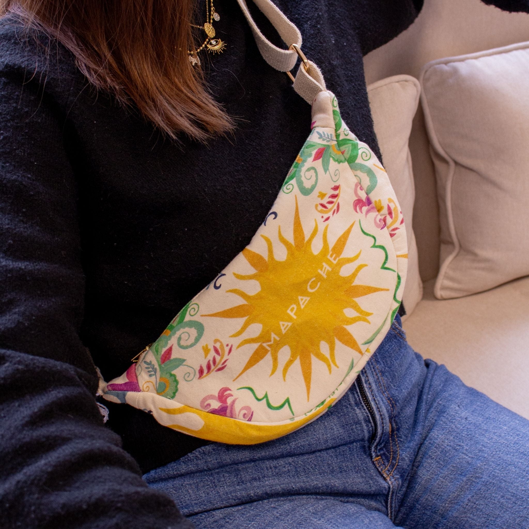 Banane Dia de Vida portée en bandoulière – accessoire lumineux et solaire.