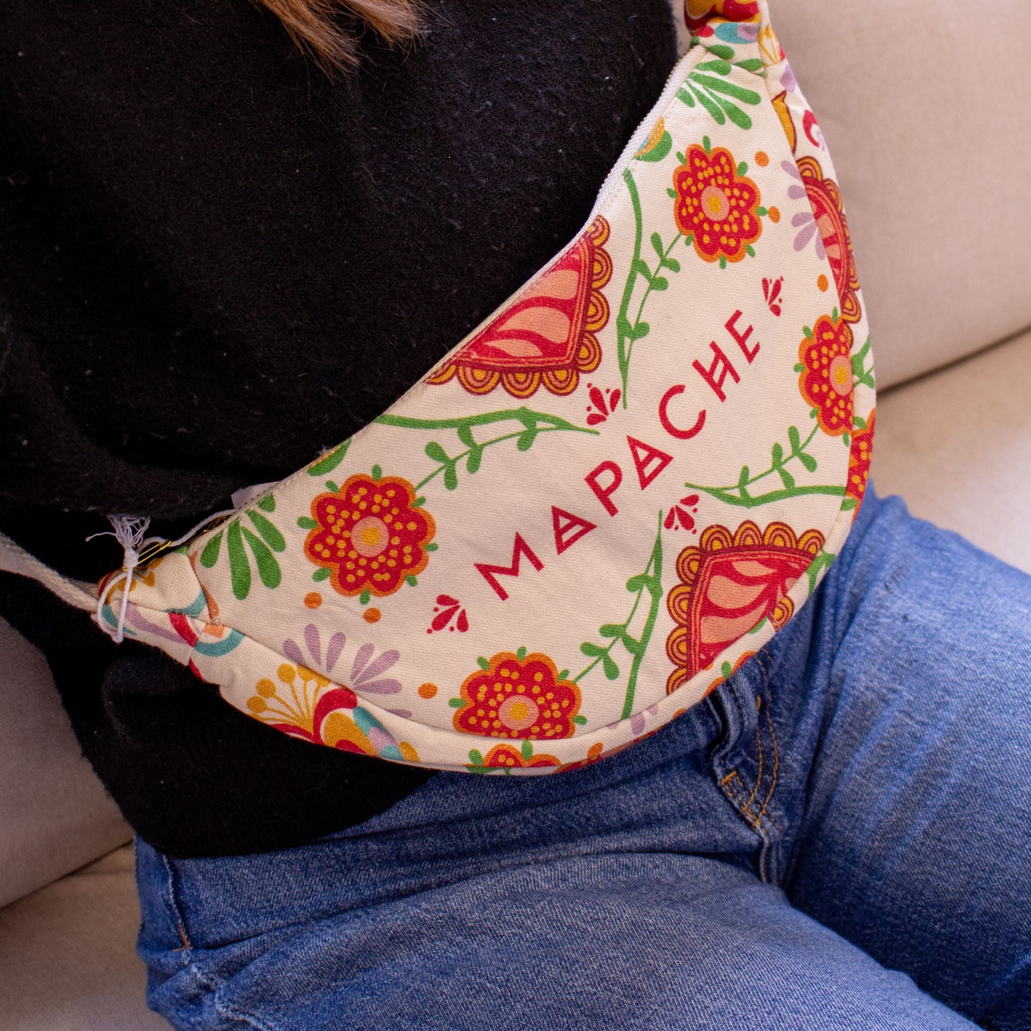 Banane Las Preciosas portée en bandoulière – look délicat et graphique.