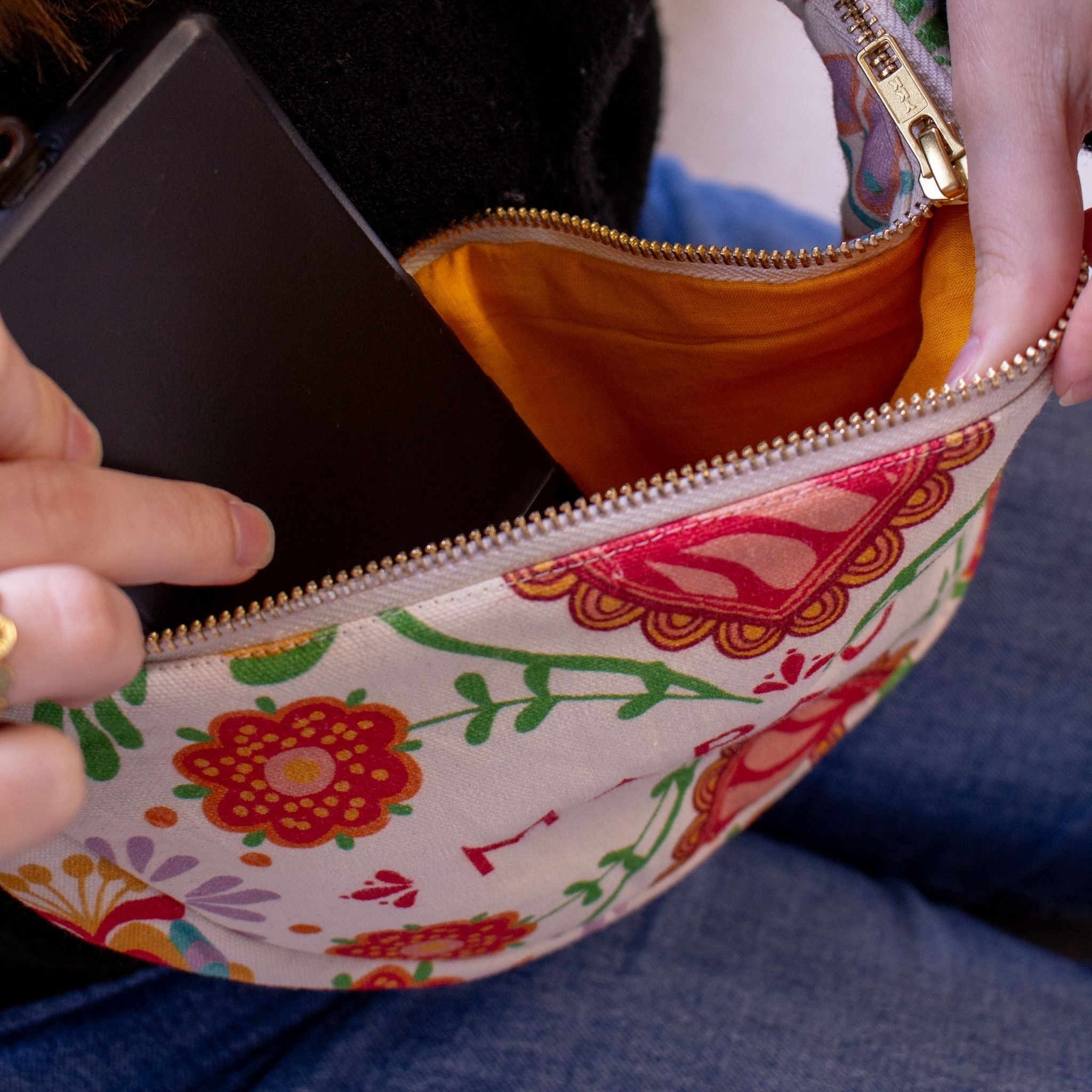 Intérieur de la banane Las Preciosas – un téléphone rangé facilement.