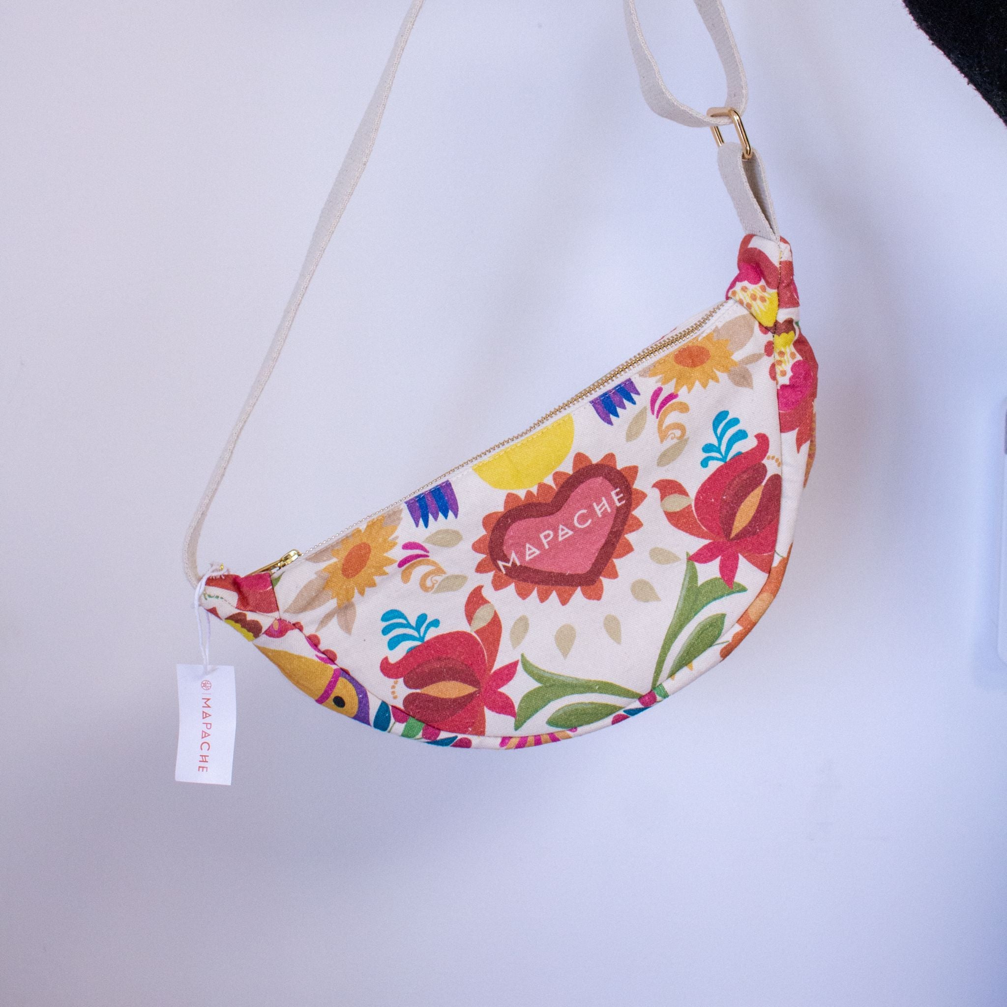 Vue face avant de la banane Mexico Mi Amor suspendue – cœur et fleurs sur fond blanc.