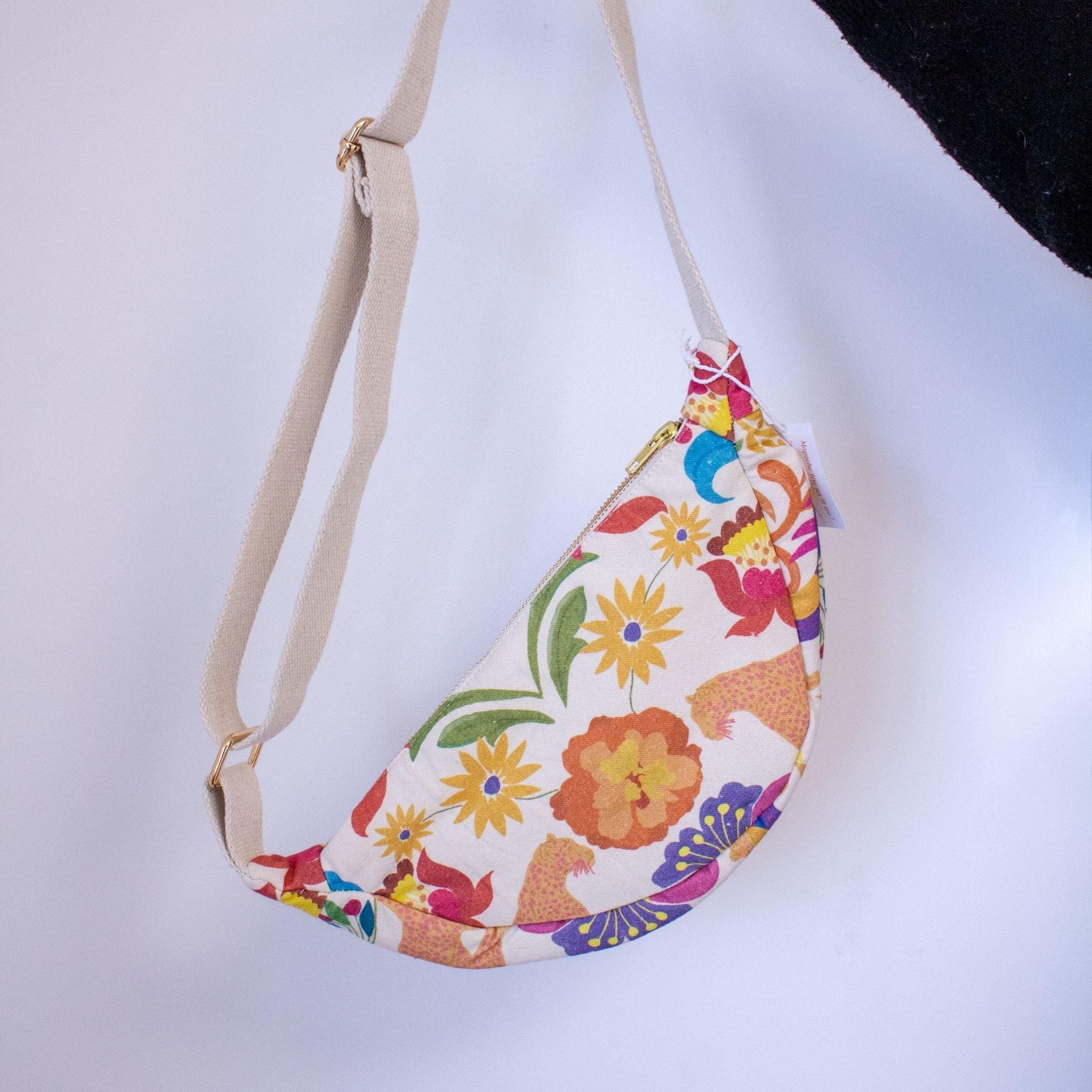 Vue arrière de la banane Mexico Mi Amor suspendue – motifs léopards et fleurs.