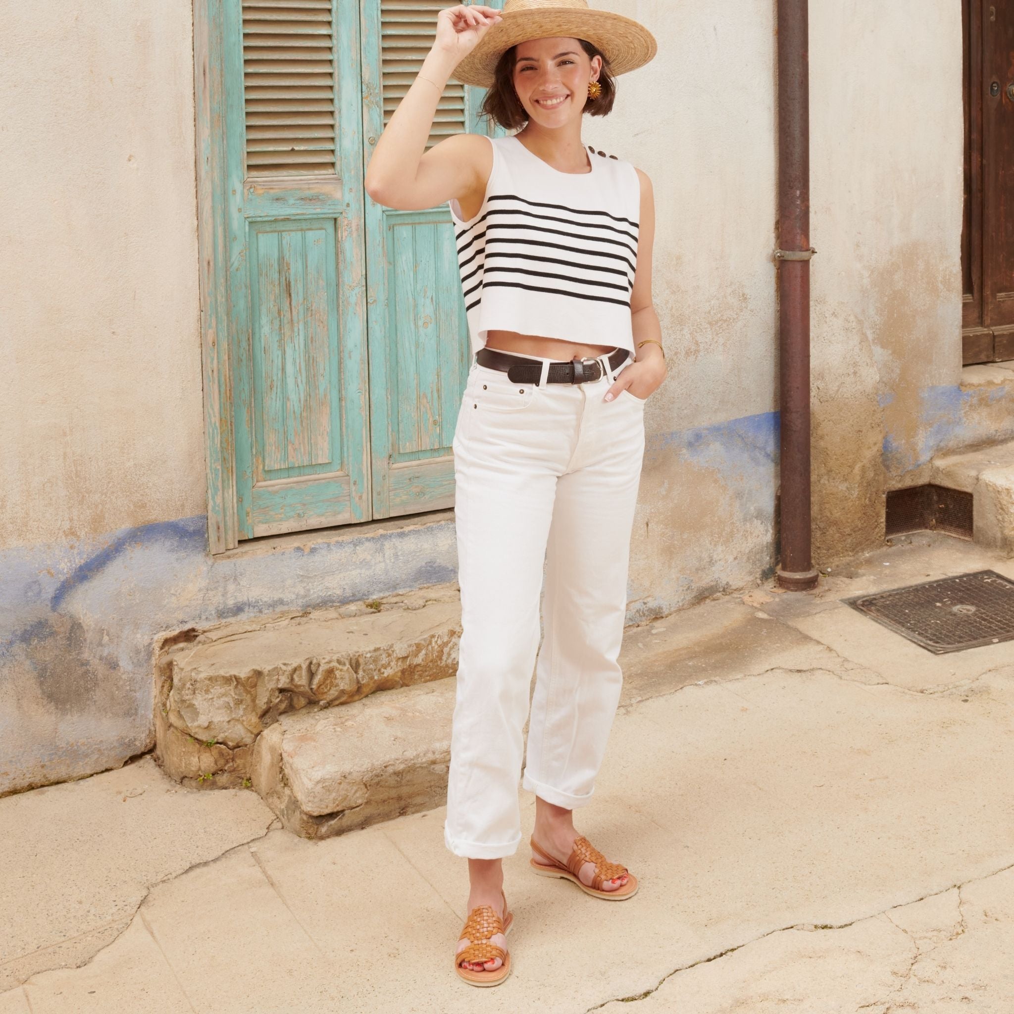 Bianca Camel - Mapache - Claire marche avec des sandales camel, mettant en valeur leur design chic et confortable.