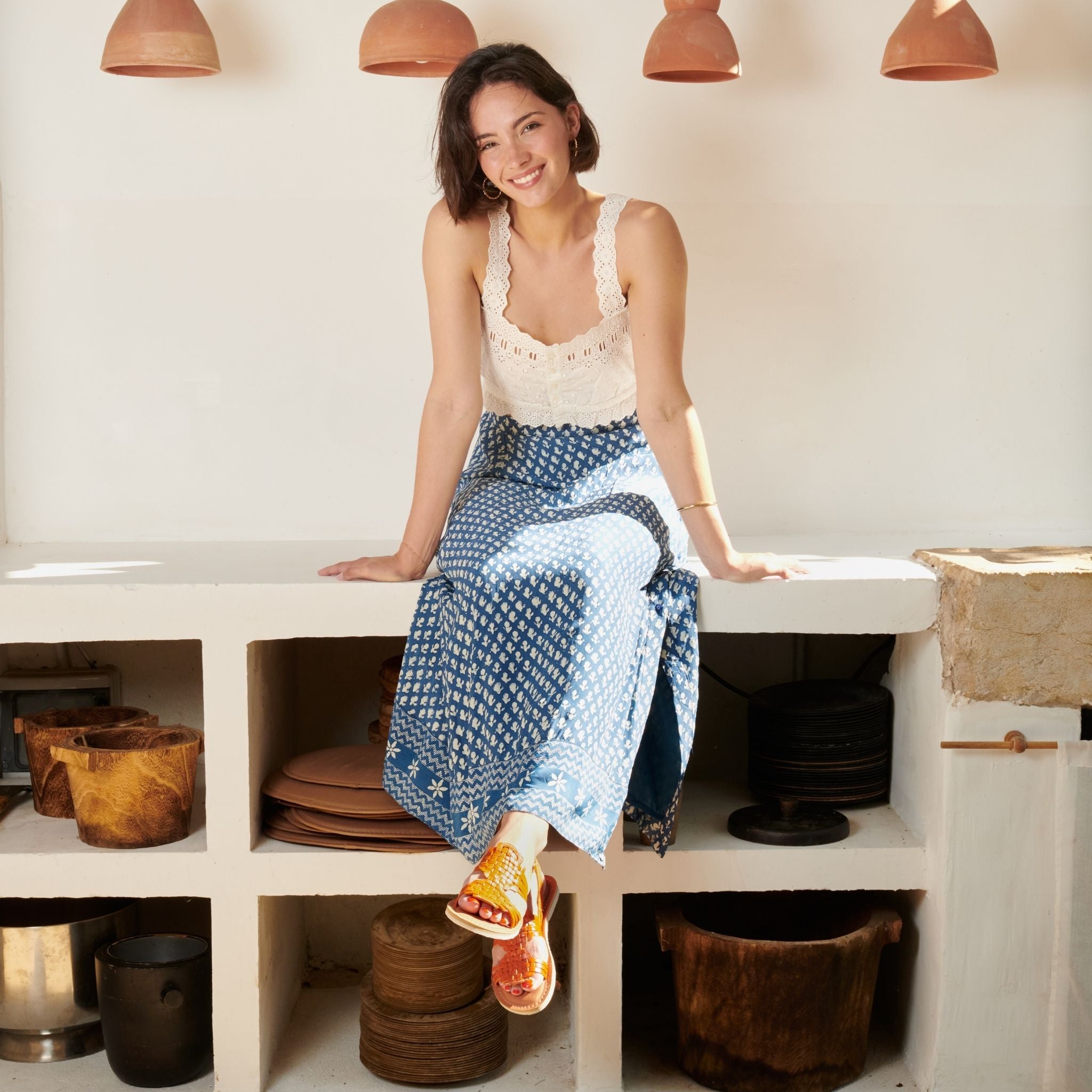 Bianca Orange - Mapache - Claire marche avec des sandales orange, soulignant leur coupe élégante et colorée.