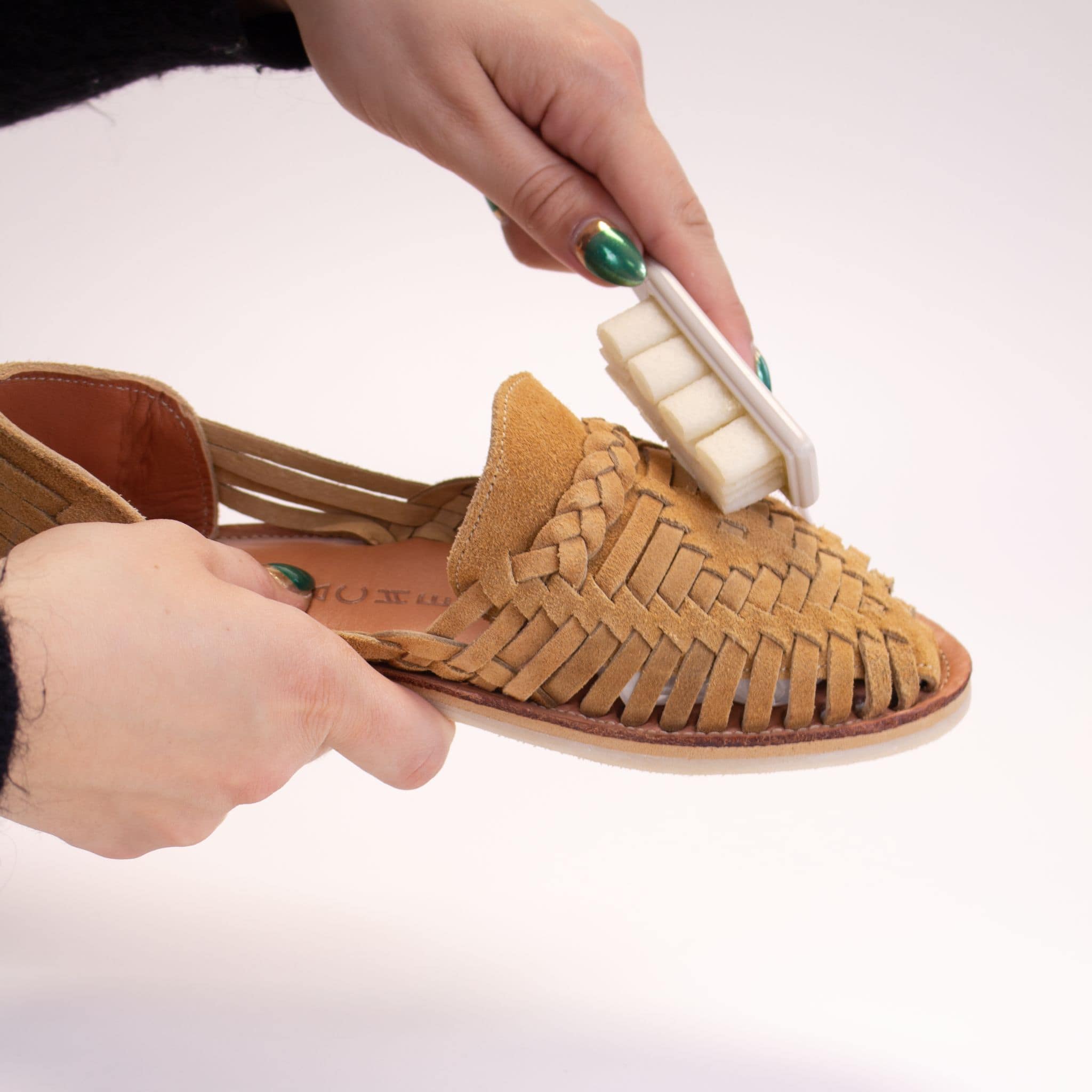 Utilisation de la brosse à daim de chez Famaco sur une Alegre Suede