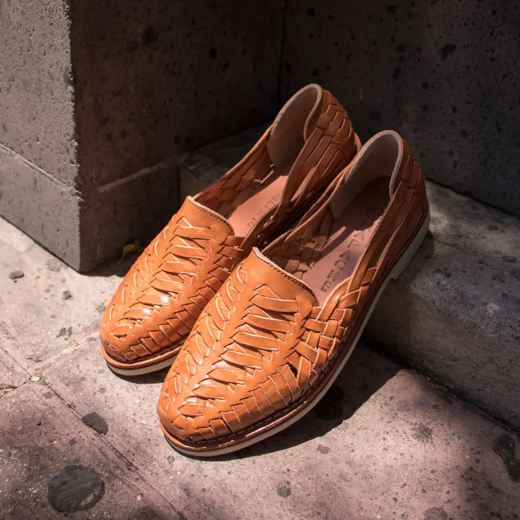 Les Mocassins Buena Vista Camel sont appuyé sur une marche en pierre. Le soleil met en lumière leur tressage.