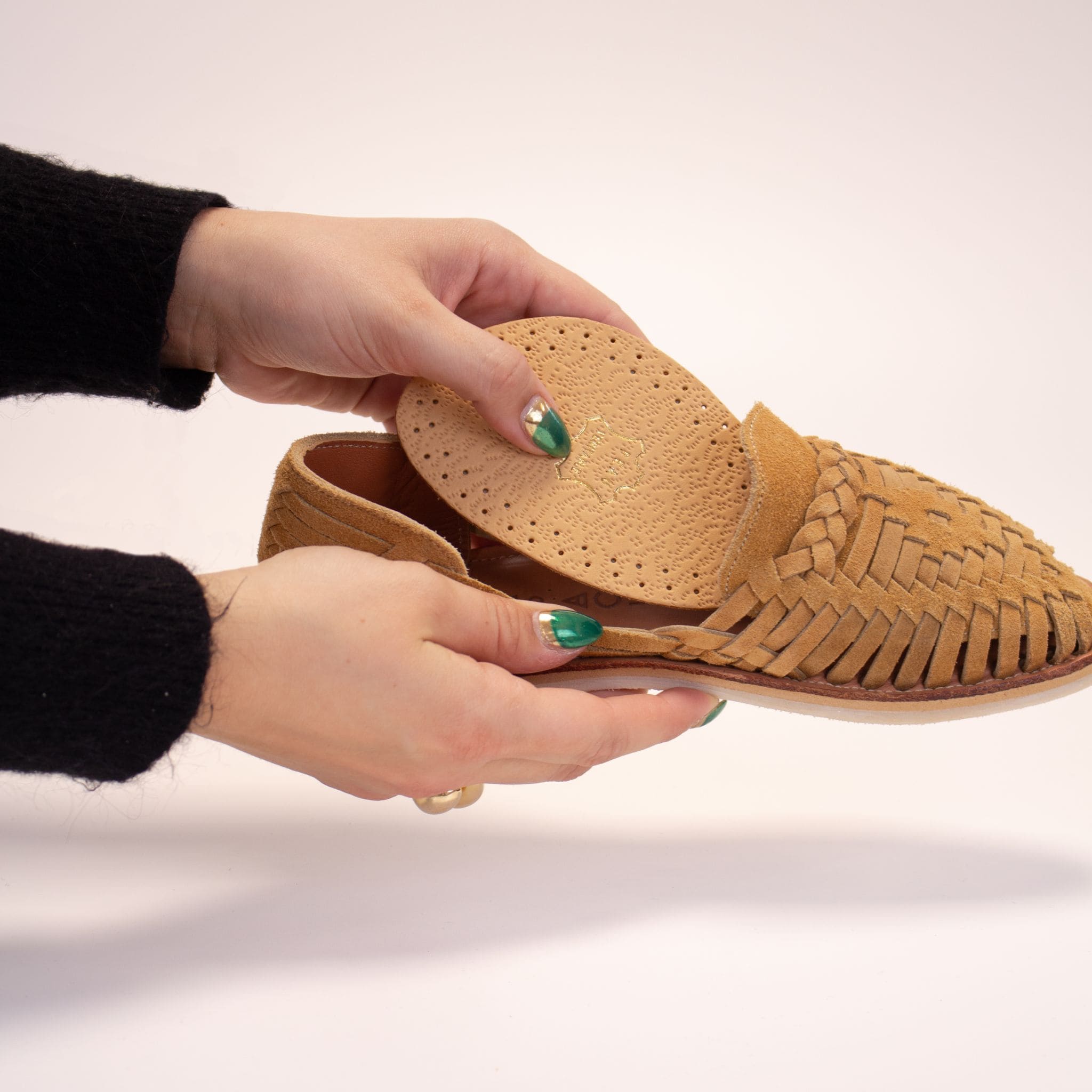 Demi-semelles STELLA de chez Famaco en train d'être mises dans une paire de chaussures