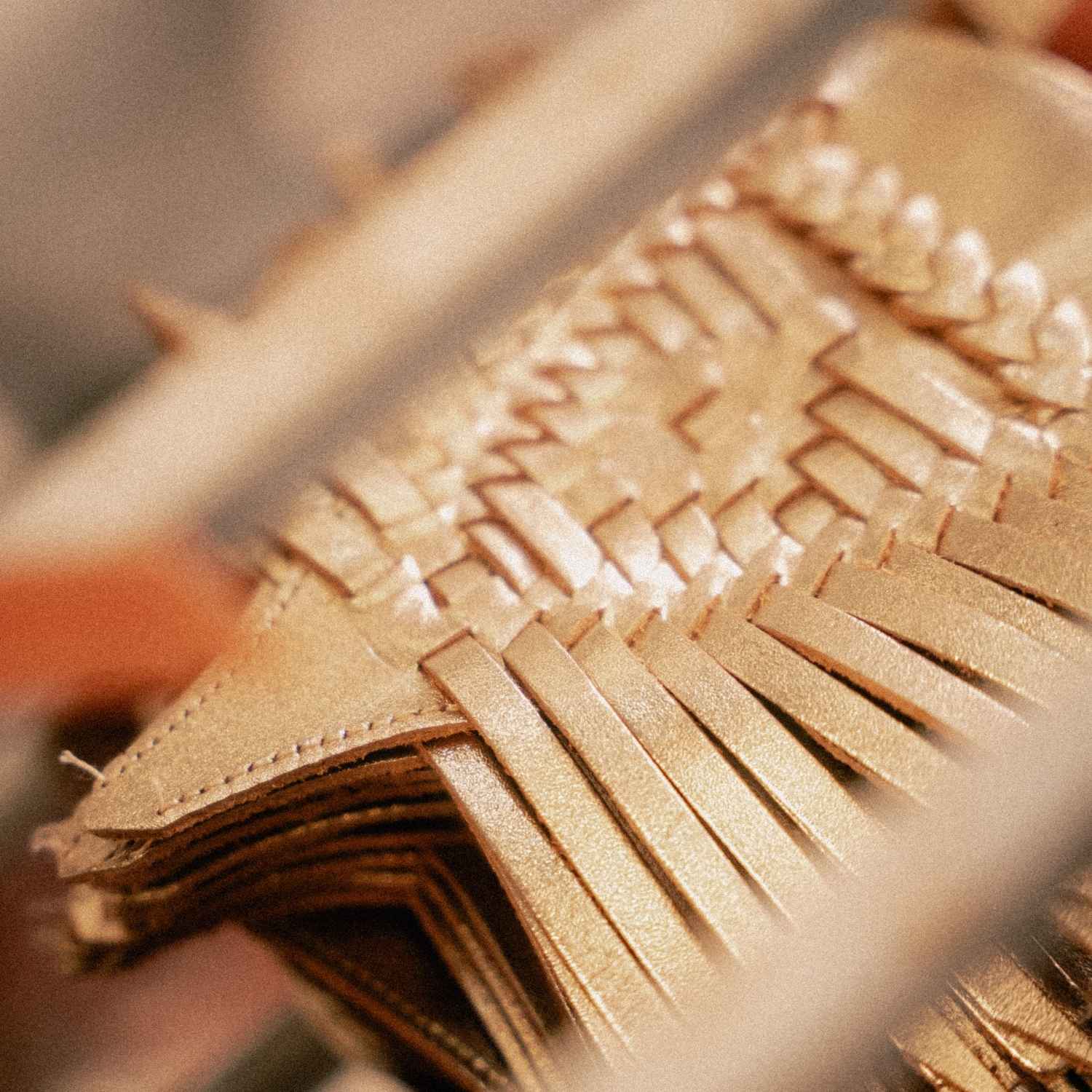 Détail du tressage de la Alegre Champagne dans les ateliers