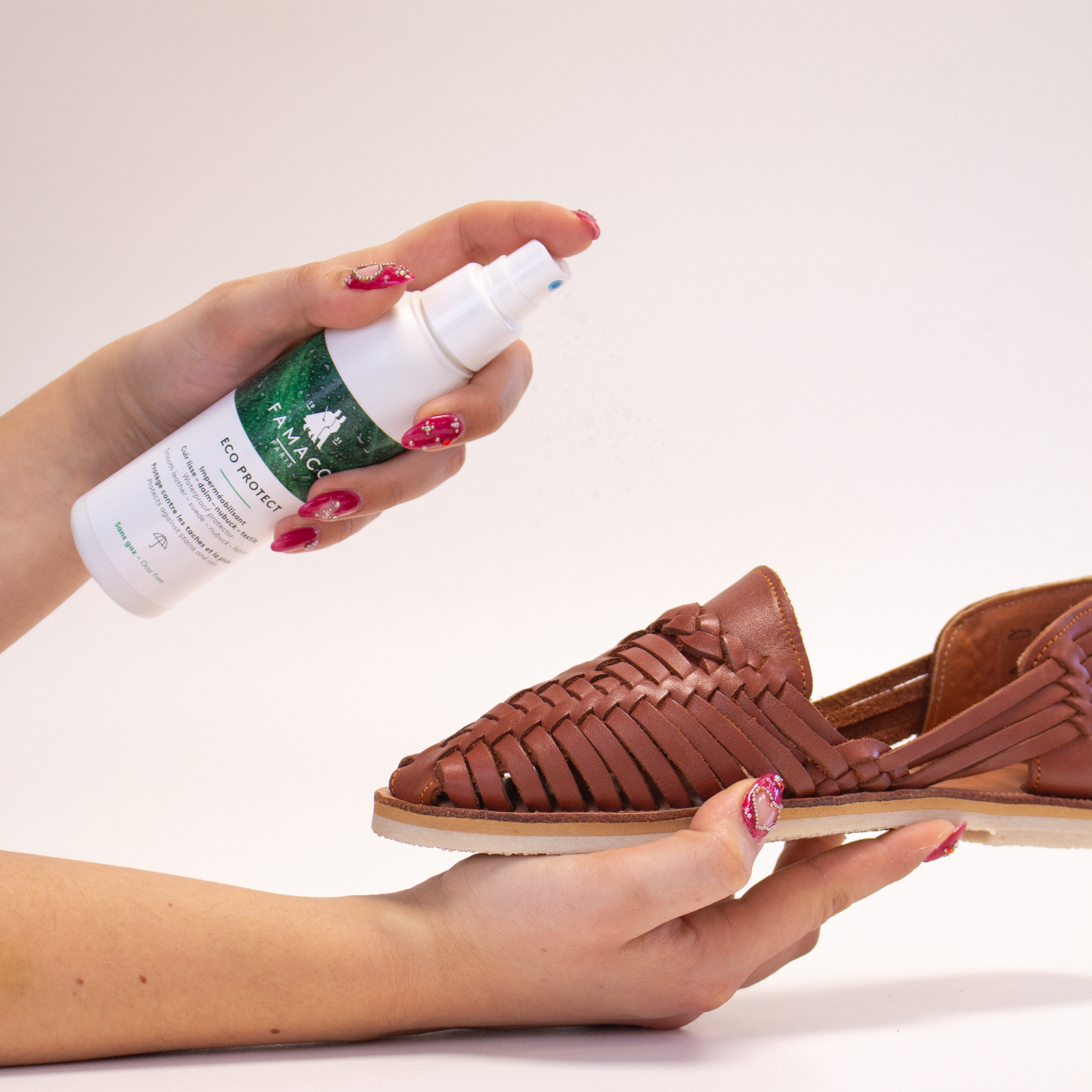 Le spray imperméabilisant ECO PROTECT de FAMACO est appliqué sur une huarache Alegre Camel de Mapache.