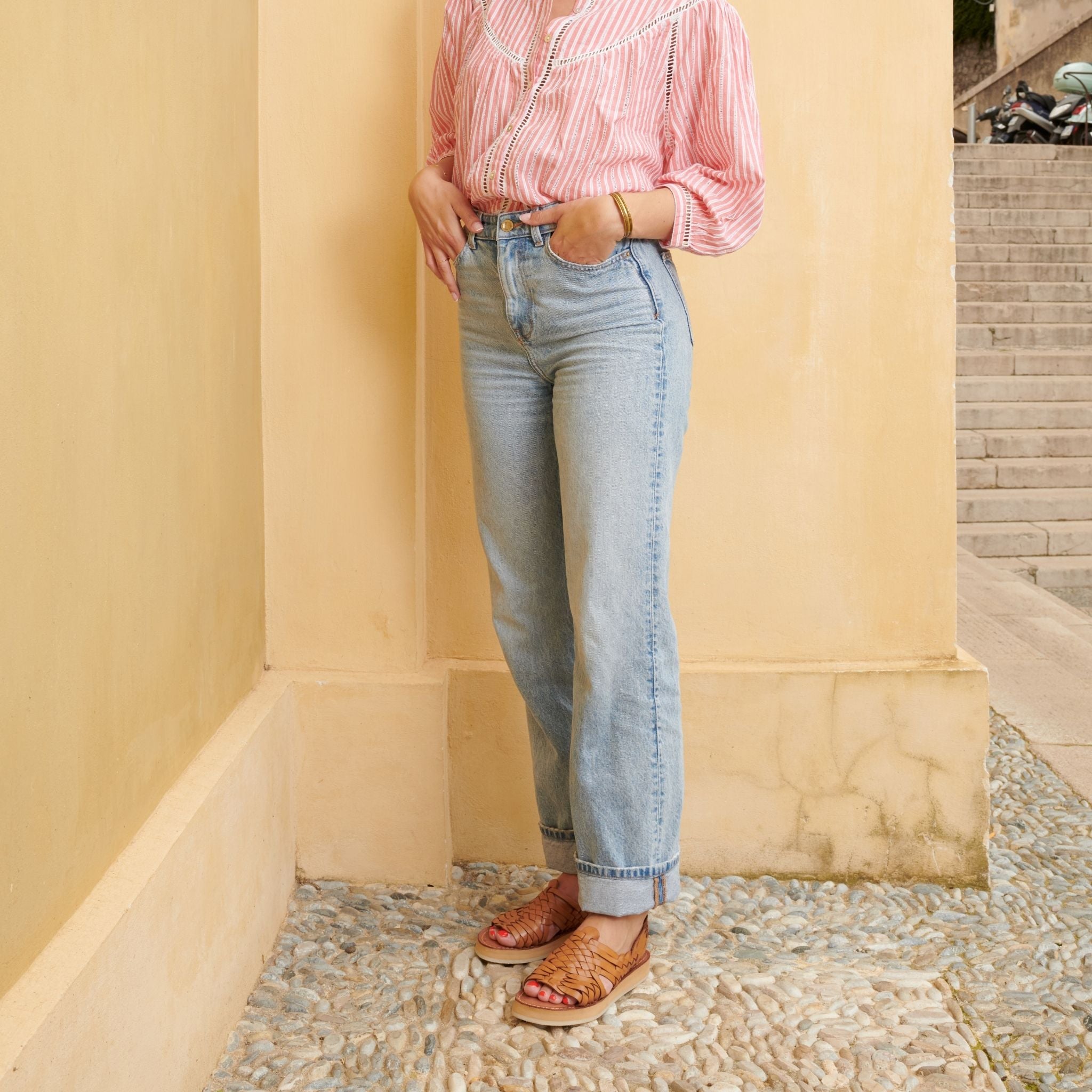 Frida Camel - Mapache - Claire marche avec des sandales Frida Camel, soulignant leur confort et leur style intemporel.