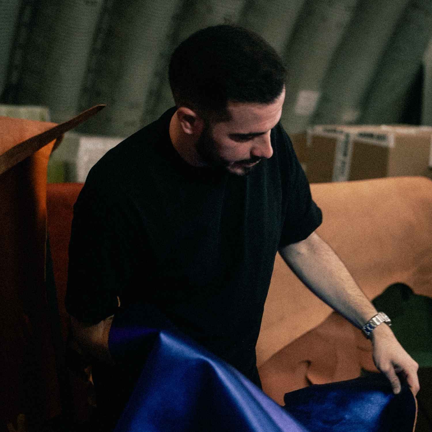 Le cuir : notre expertise. Jonathan vérifie la qualité du cuir sélectionné dans nos ateliers mexicains.