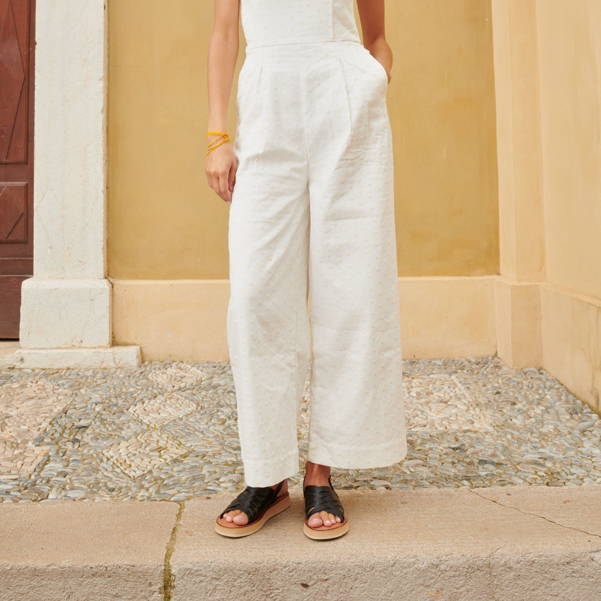 Lola Noir - Mapache - Mannequin marchant avec des sandales Lola Noir, soulignant leur confort et leur style sophistiqué.