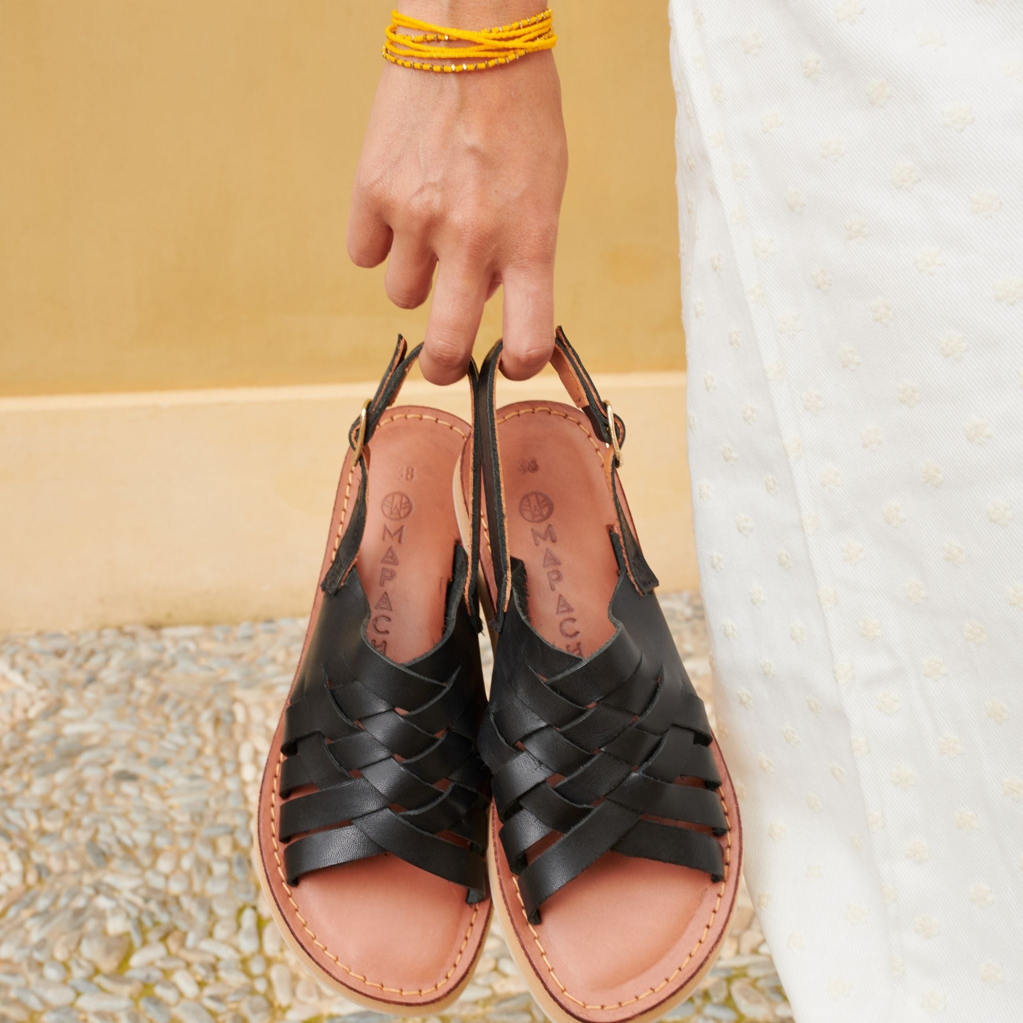 Lola Noir - Mapache - Sandales en cuir noir, un classique simple et élégant.