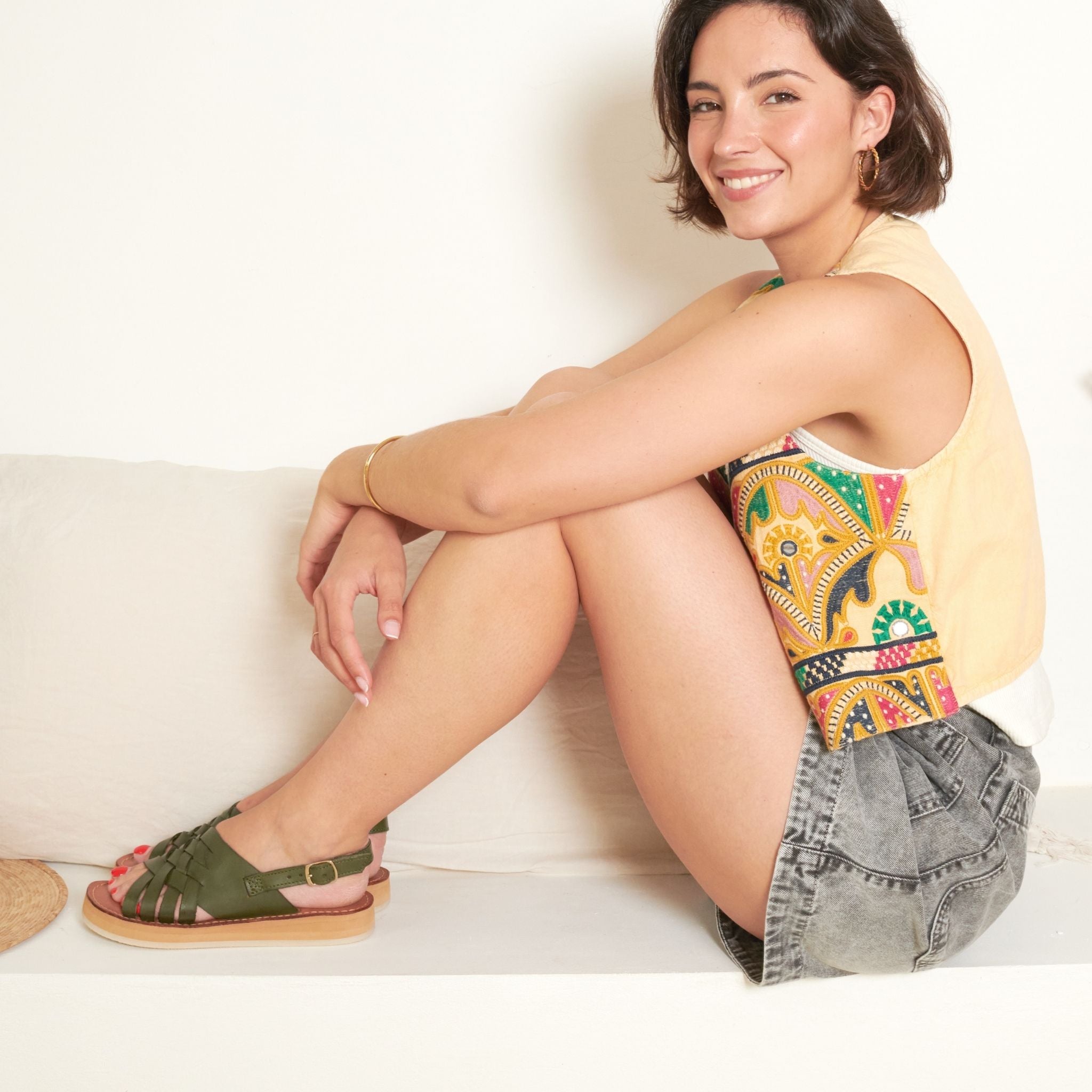 Lola Olive - Mapache - Mannequin portant des sandales Lola Olive, soulignant leur confort et leur style unique.