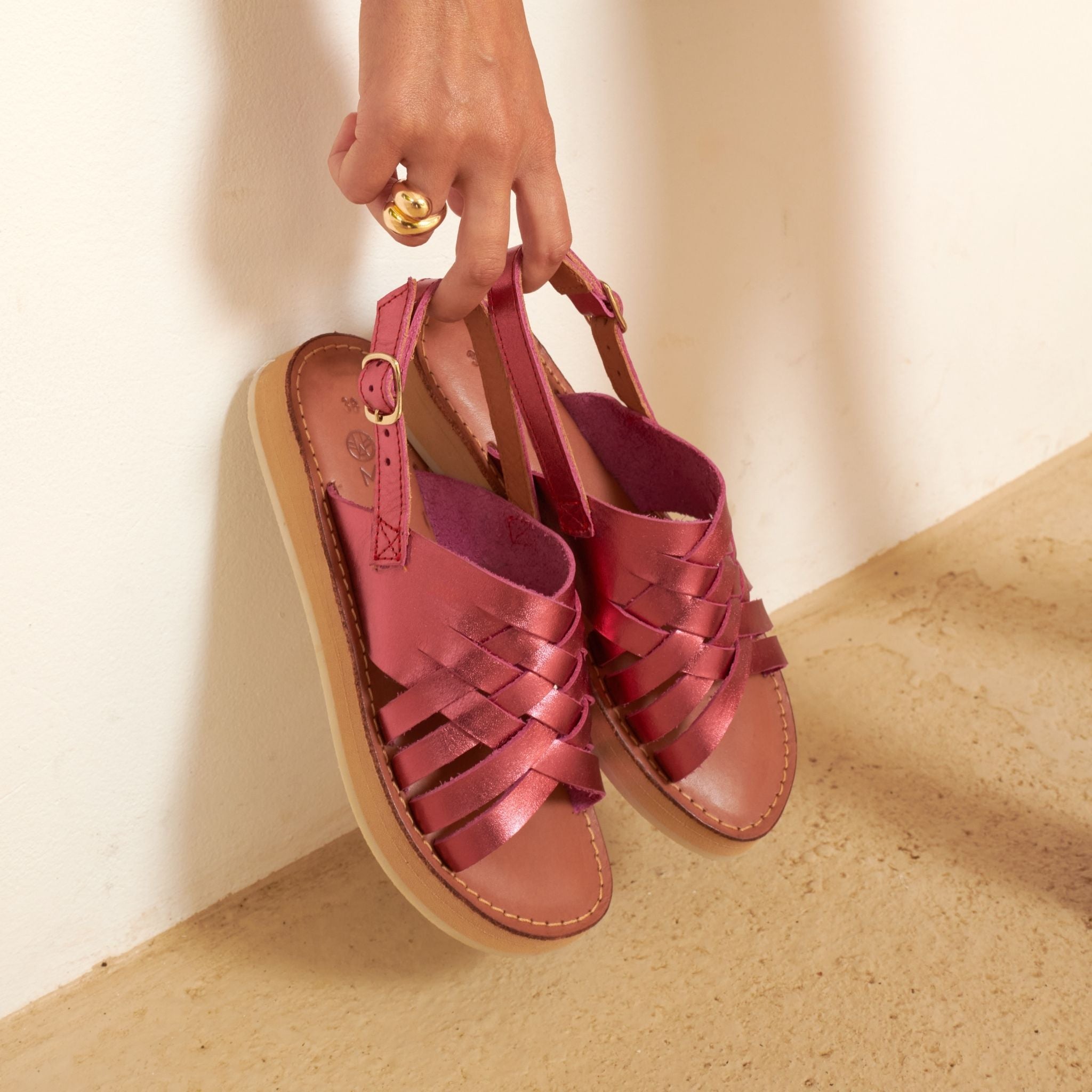 Lola Rose Flashy - Mapache - Sandales en cuir rose flashy, avec une coupe moderne et un style audacieux.