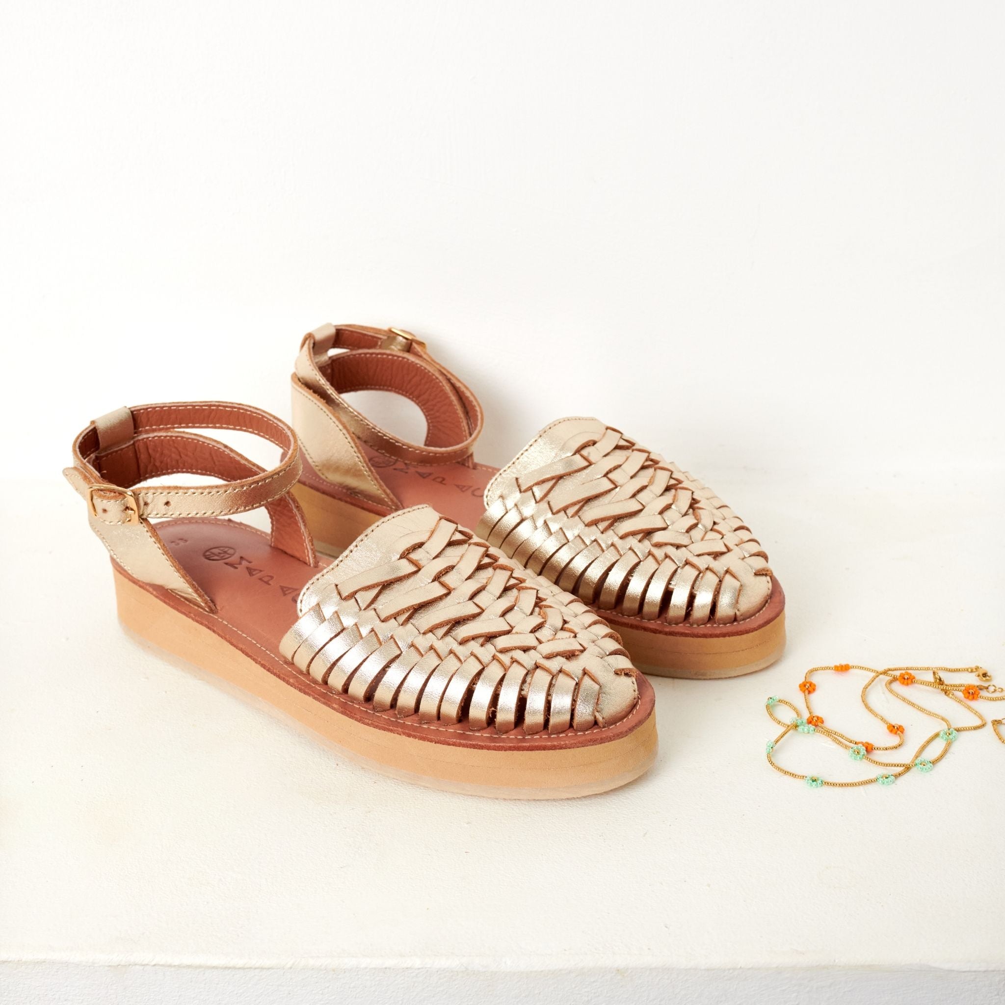 Loma Champagne - Mapache - Sandales en cuir champagne, avec une finition brillante et une coupe élégante.