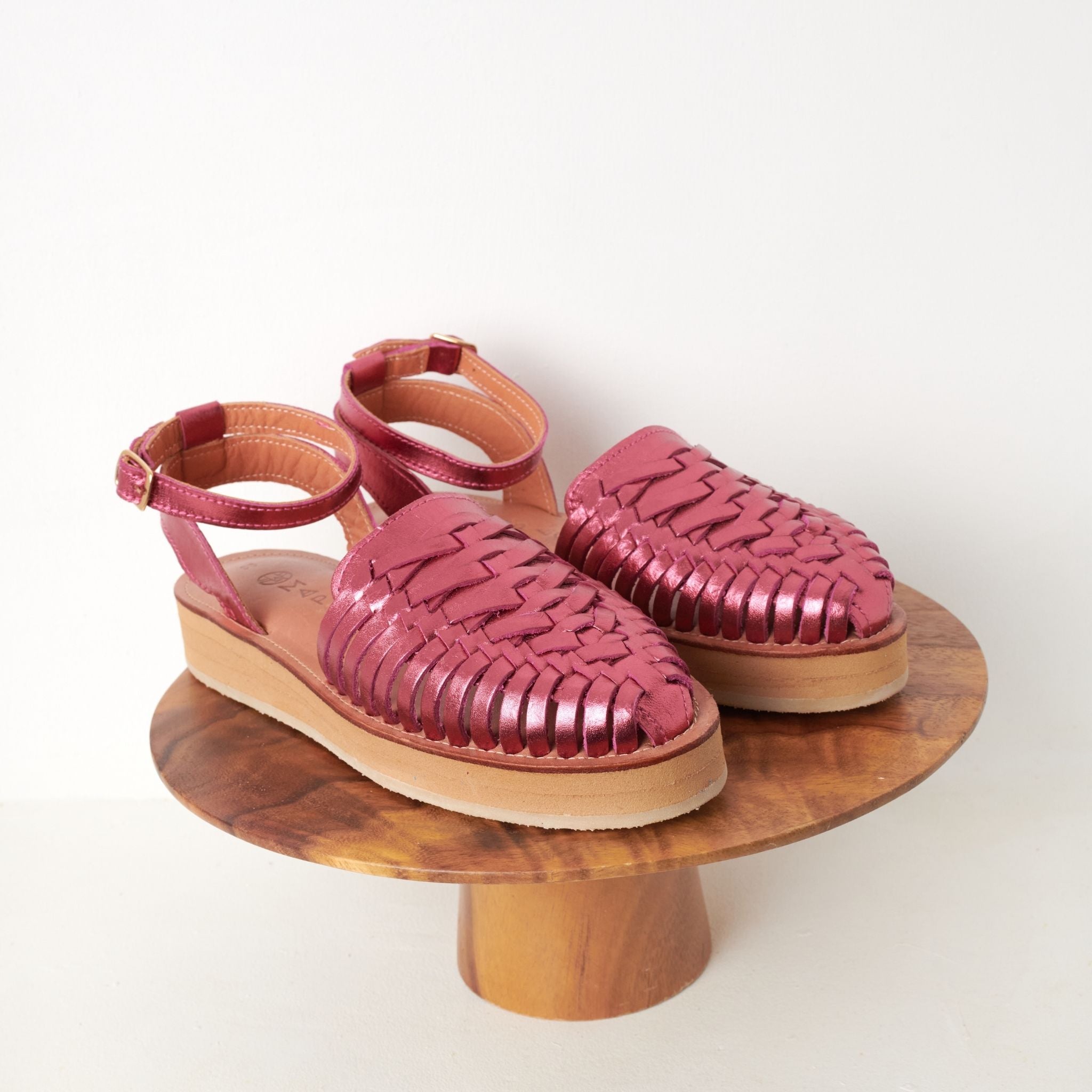 Loma Rose Flashy - Mapache - Sandales en cuir rose flashy, un modèle coloré et vibrant.