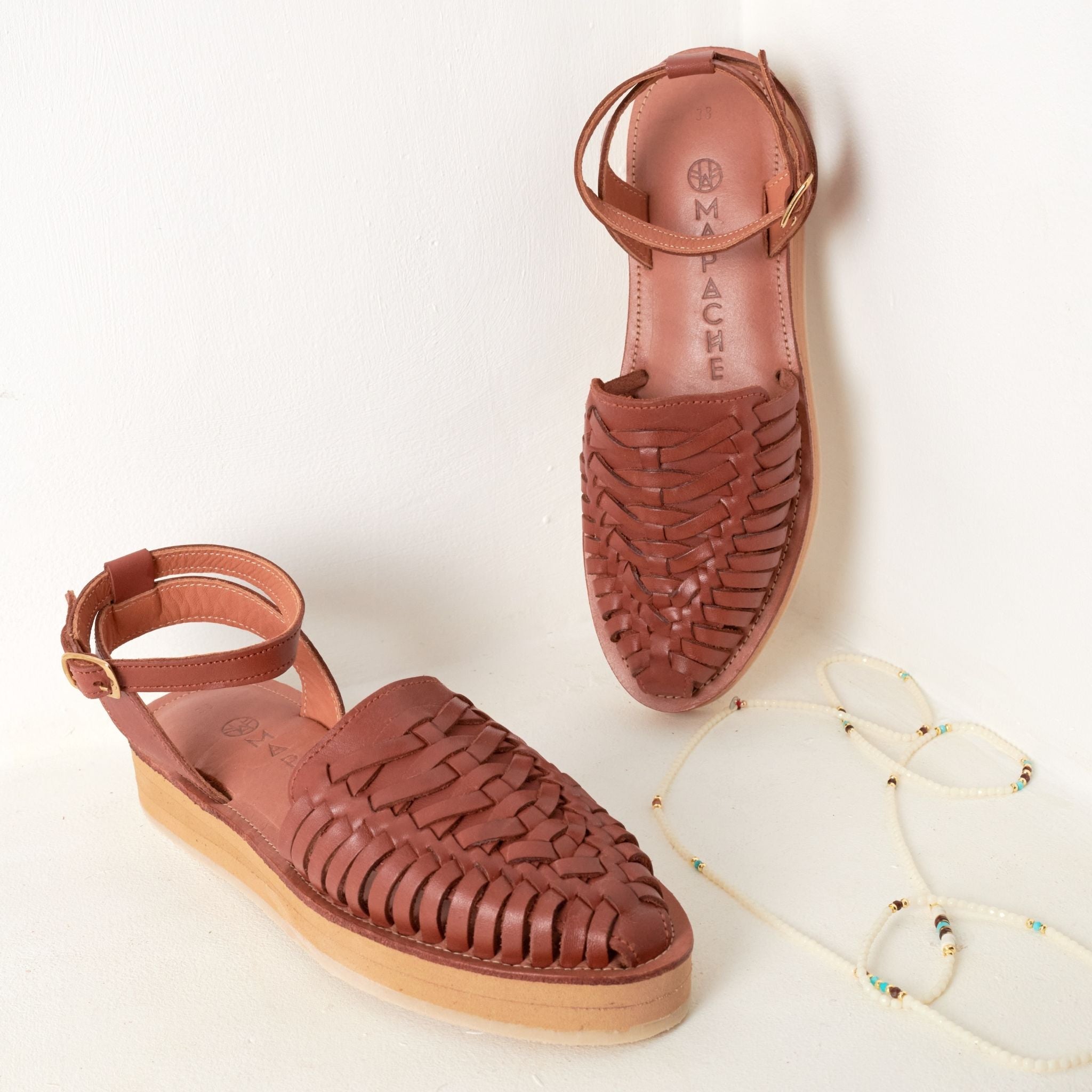 Loma Tabac - Mapache - Sandales en cuir tabac, au design simple et élégant.