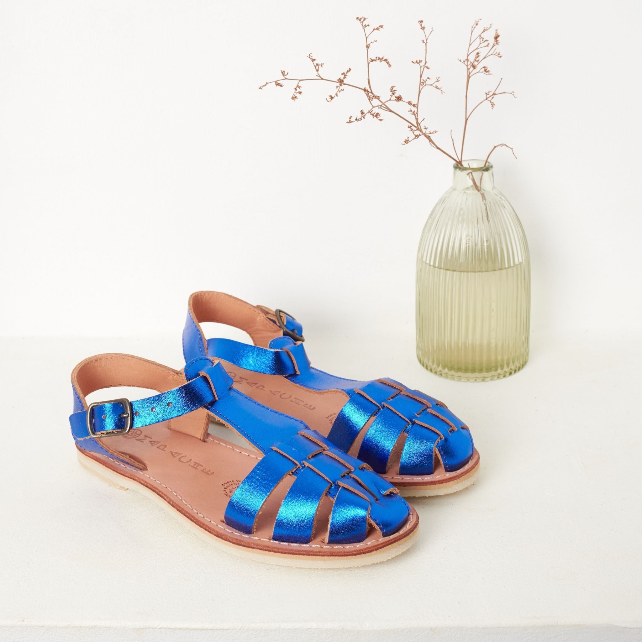 Matilda Bleu Flashy - Mapache - Sandales en cuir bleu flashy, au design audacieux et à la coupe élégante.