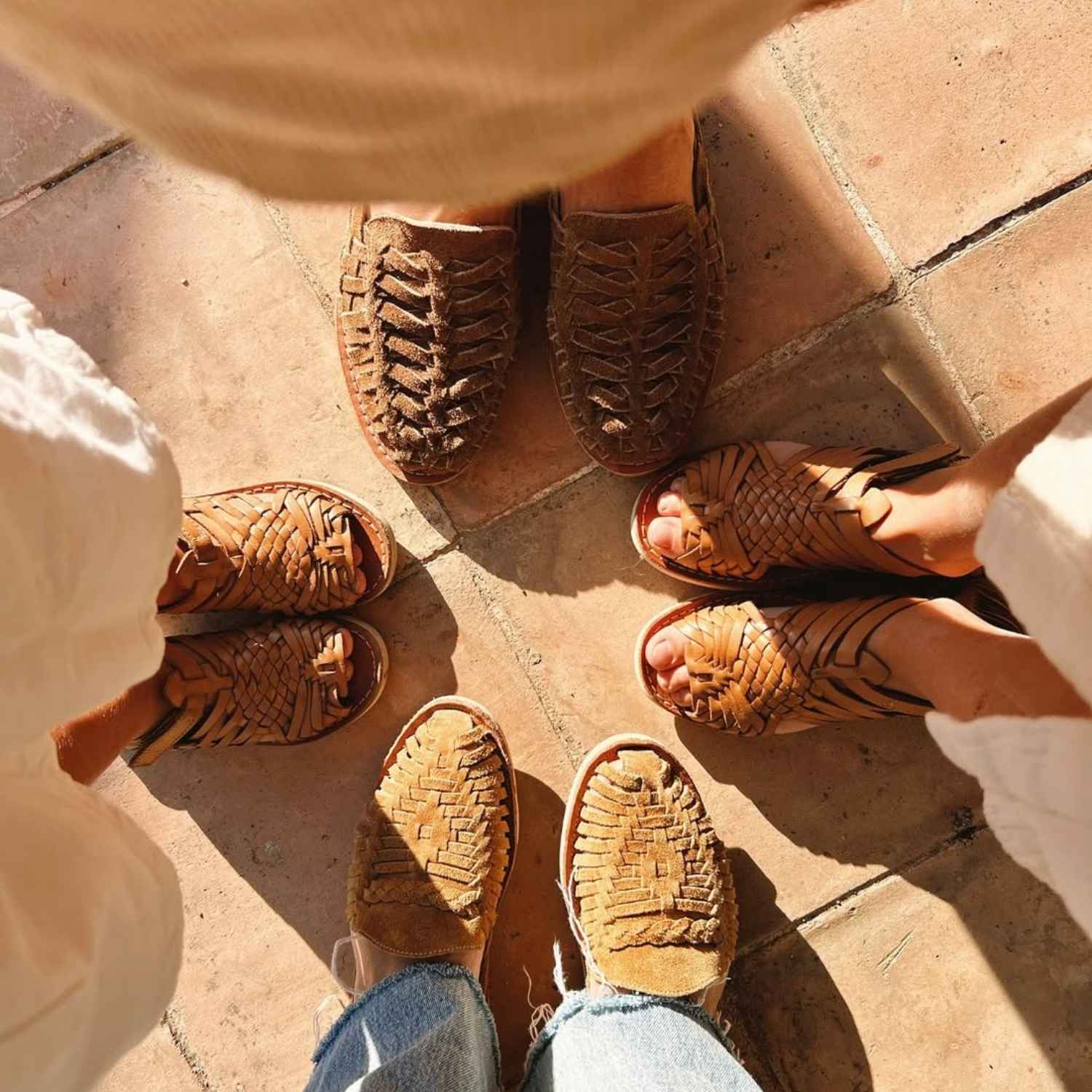 Pour l'offre FAMILY : exemple de pack avec une Alegre Suede Camel, une Sandalita Camel et une Buena Vista Suede Moka