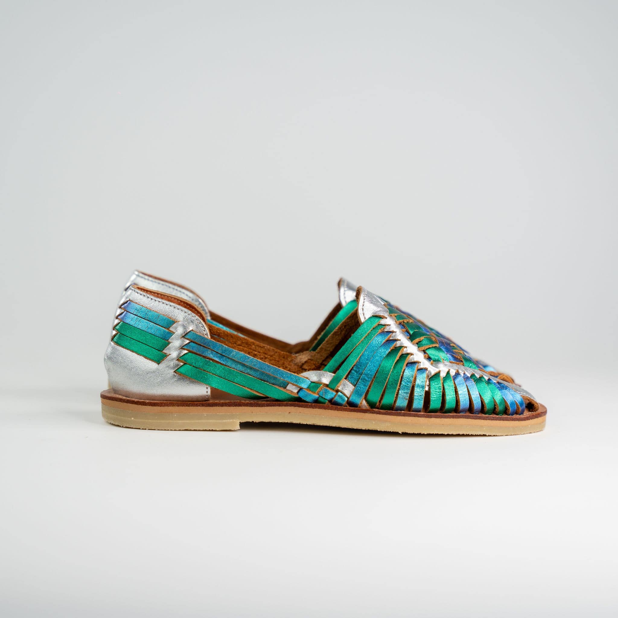 Rosalia avec base argent et tressage irisé bleu et vert, sur fond blanc