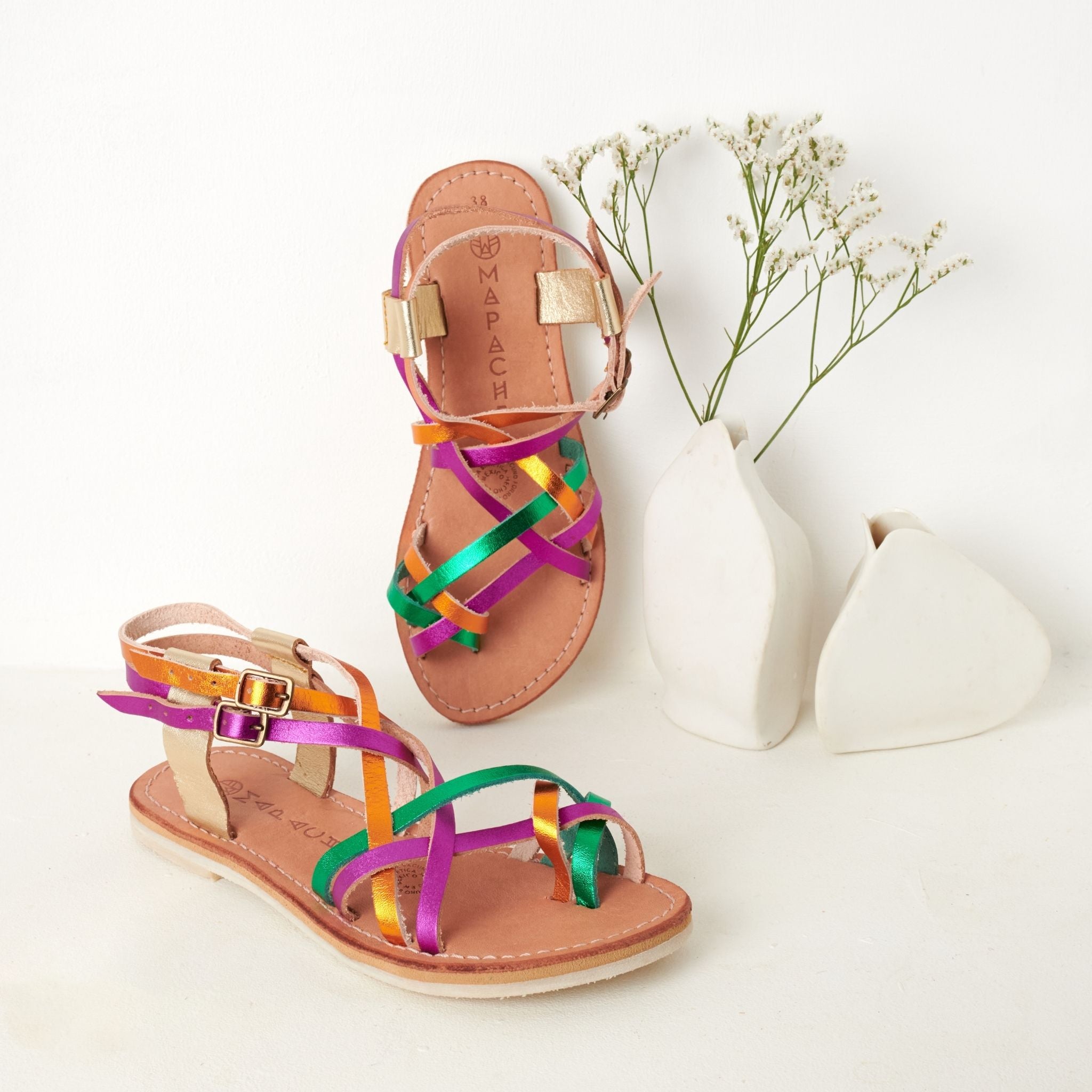 Selena Iris - Mapache - Sandales en cuir iris, une couleur douce et lumineuse avec une forme classique.