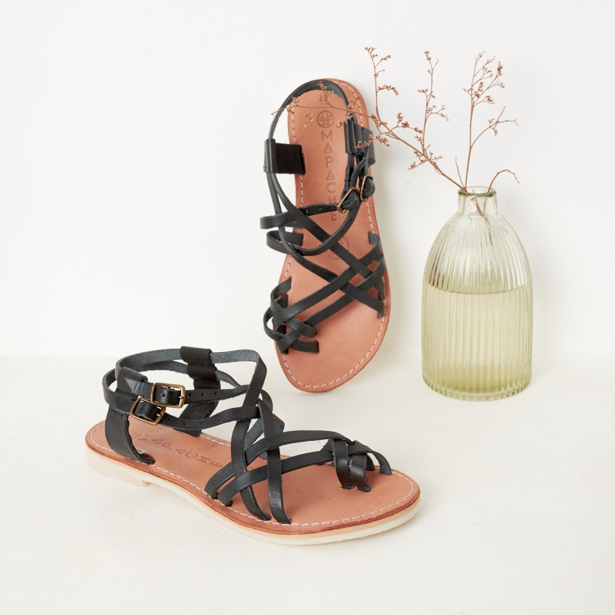 Selena Noir - Mapache - Sandales en cuir noir, un modèle simple et intemporel.