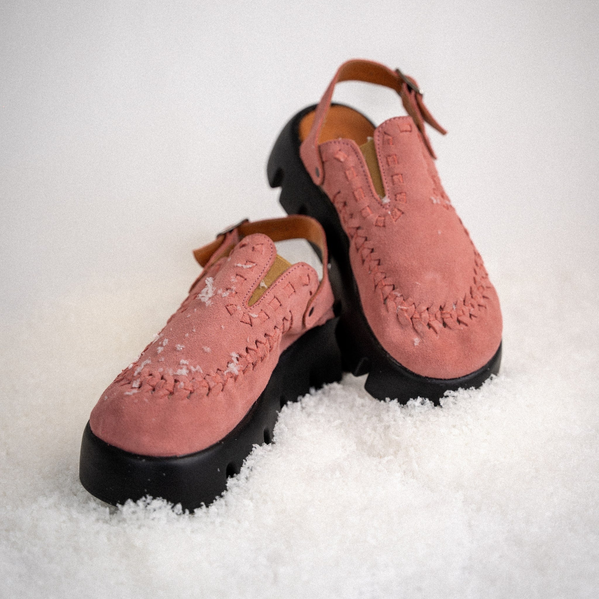 Sabot Sierra Framboise sur un fond de neige