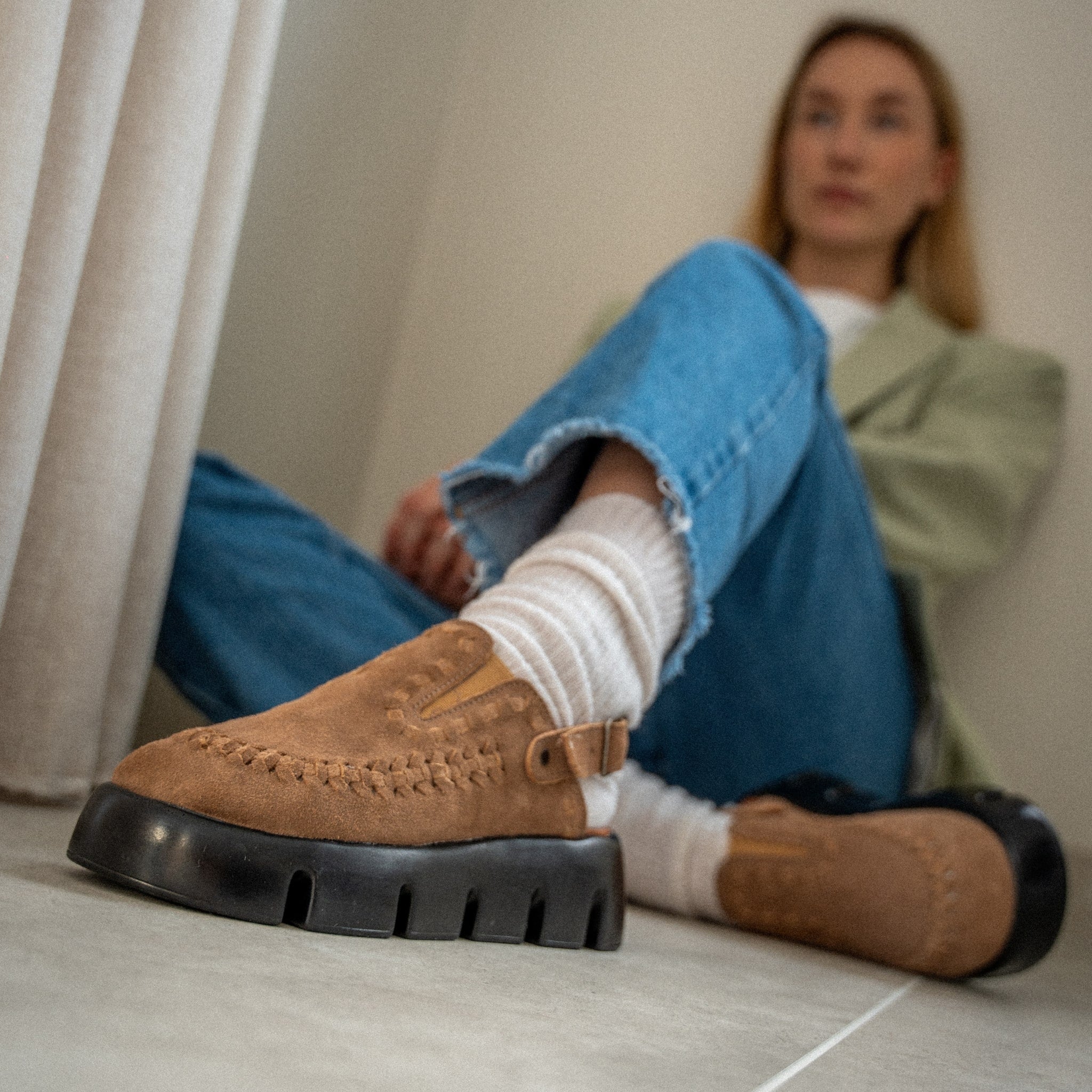 Sabot Sierra couleur Moka porté avec des chaussettes en laine, un denim brut et un blazer vert cintré