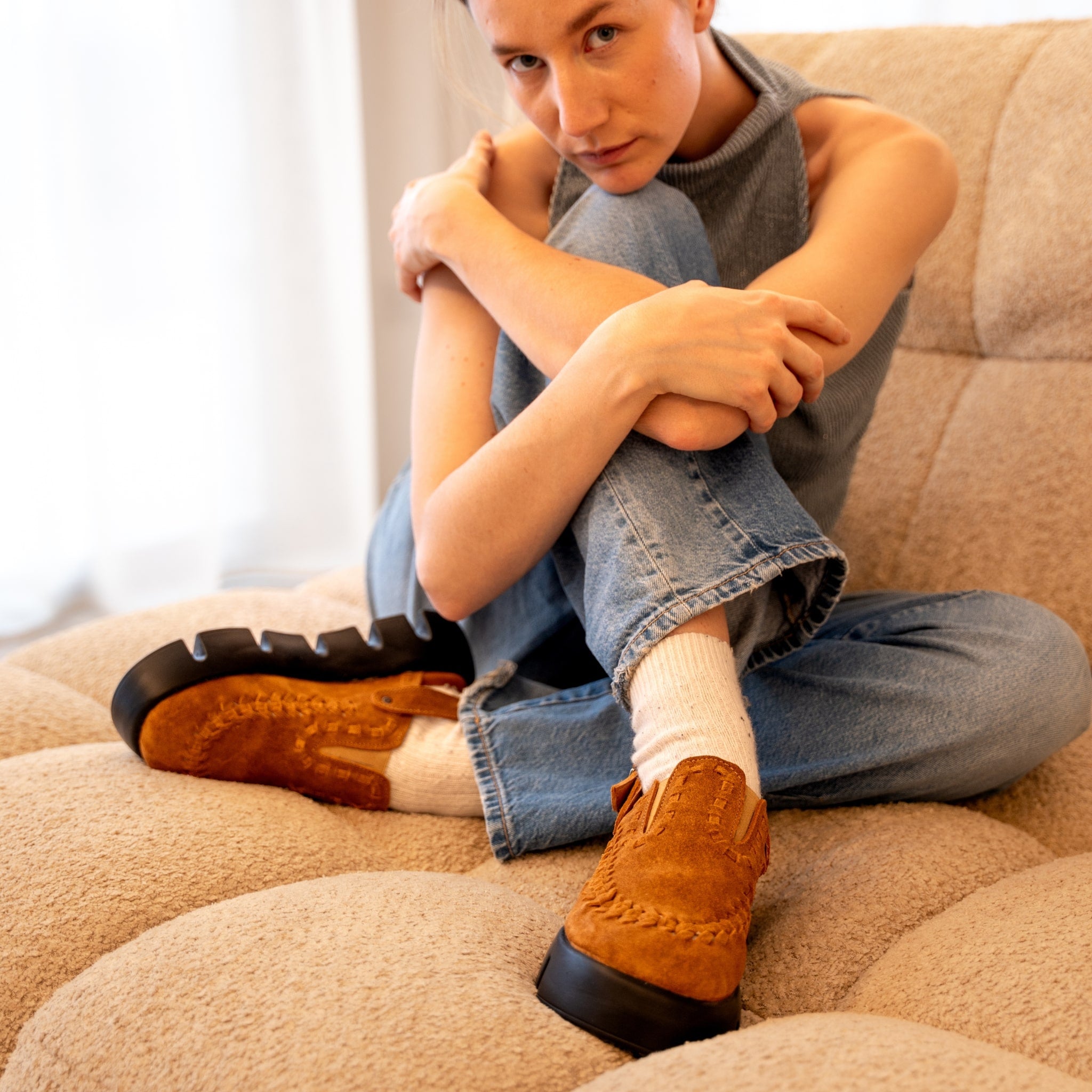 Sabot Sierra Camel tressé porté avec des chaussettes en laine et un denim