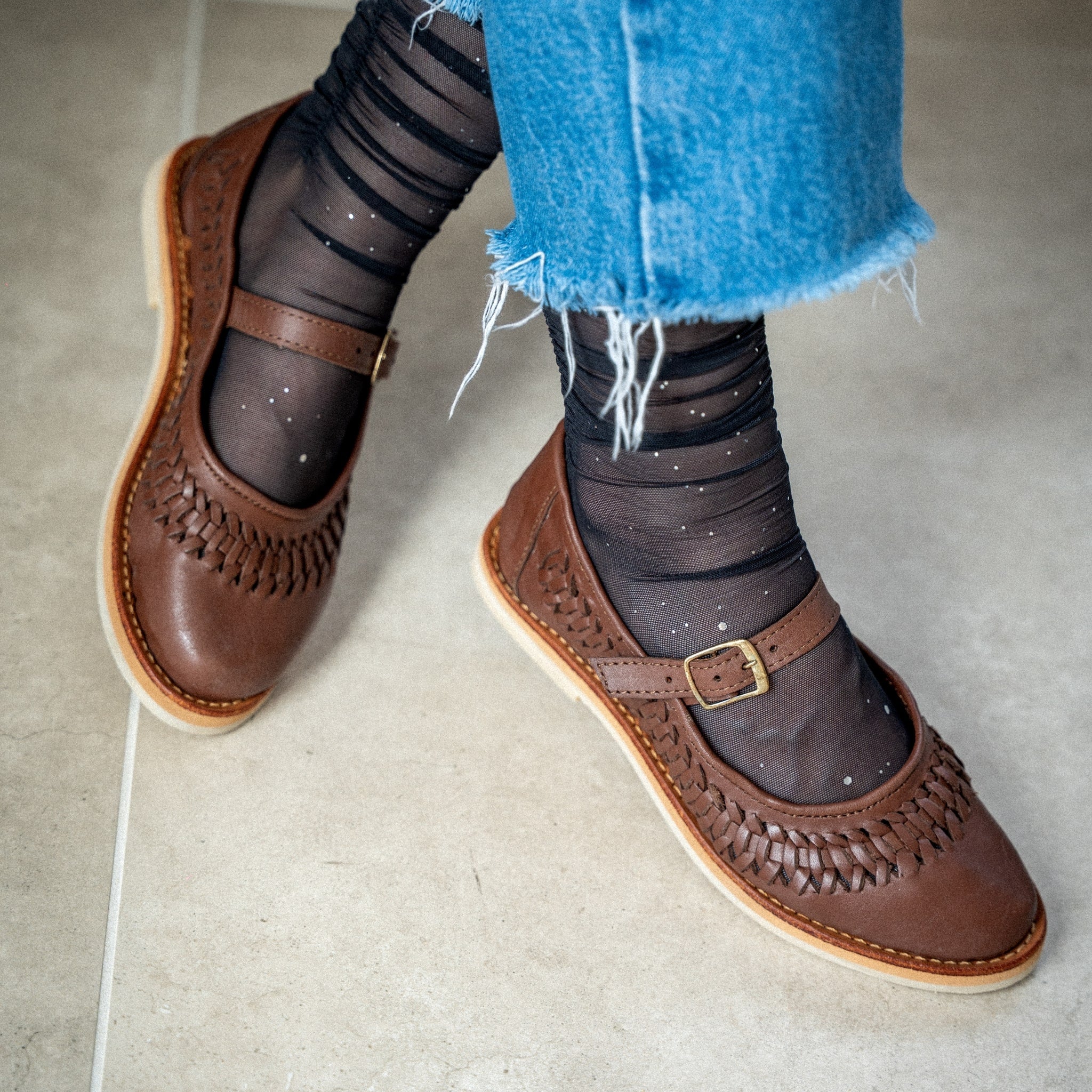 Ballerine Sofia Chocolat portée avec des chaussettes transparentes à strass