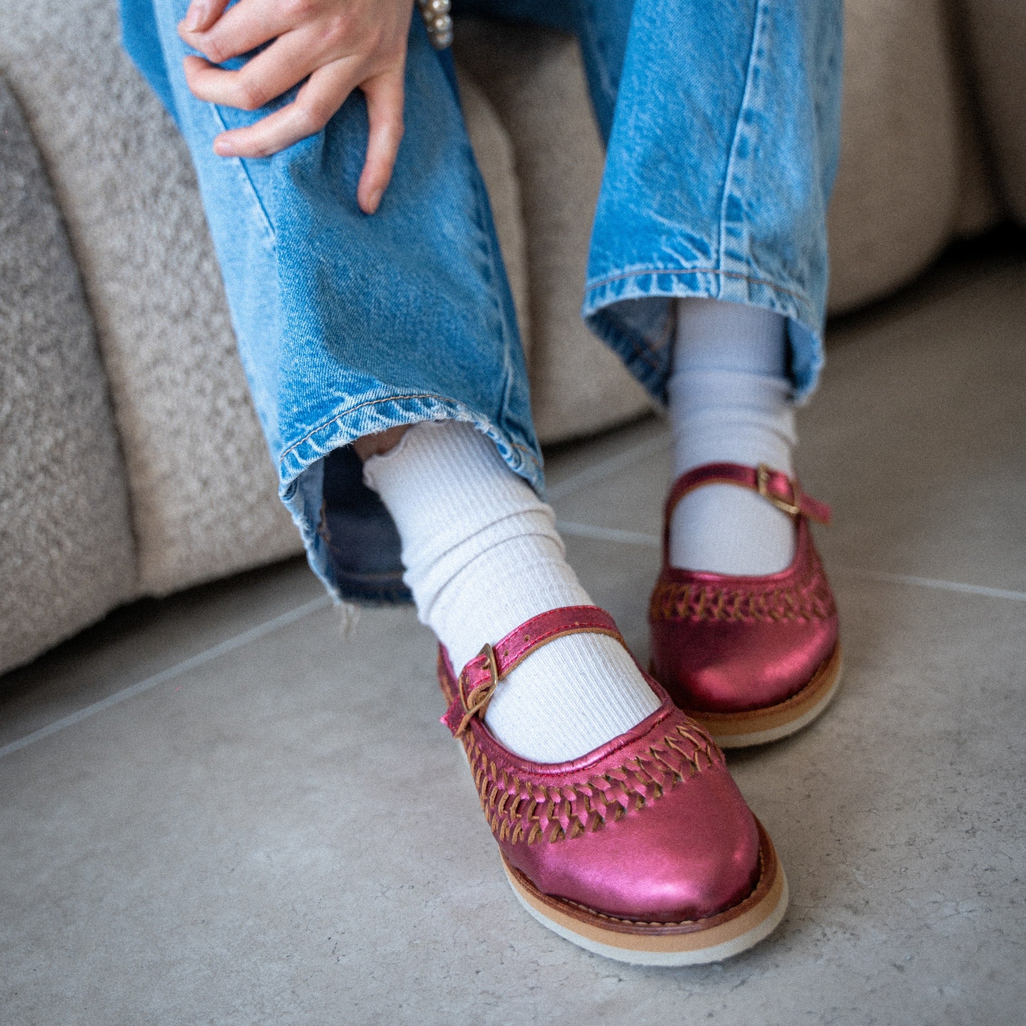 Ballerine Rose Flashy portée avec des petites chaussettes blanches et un denim brut