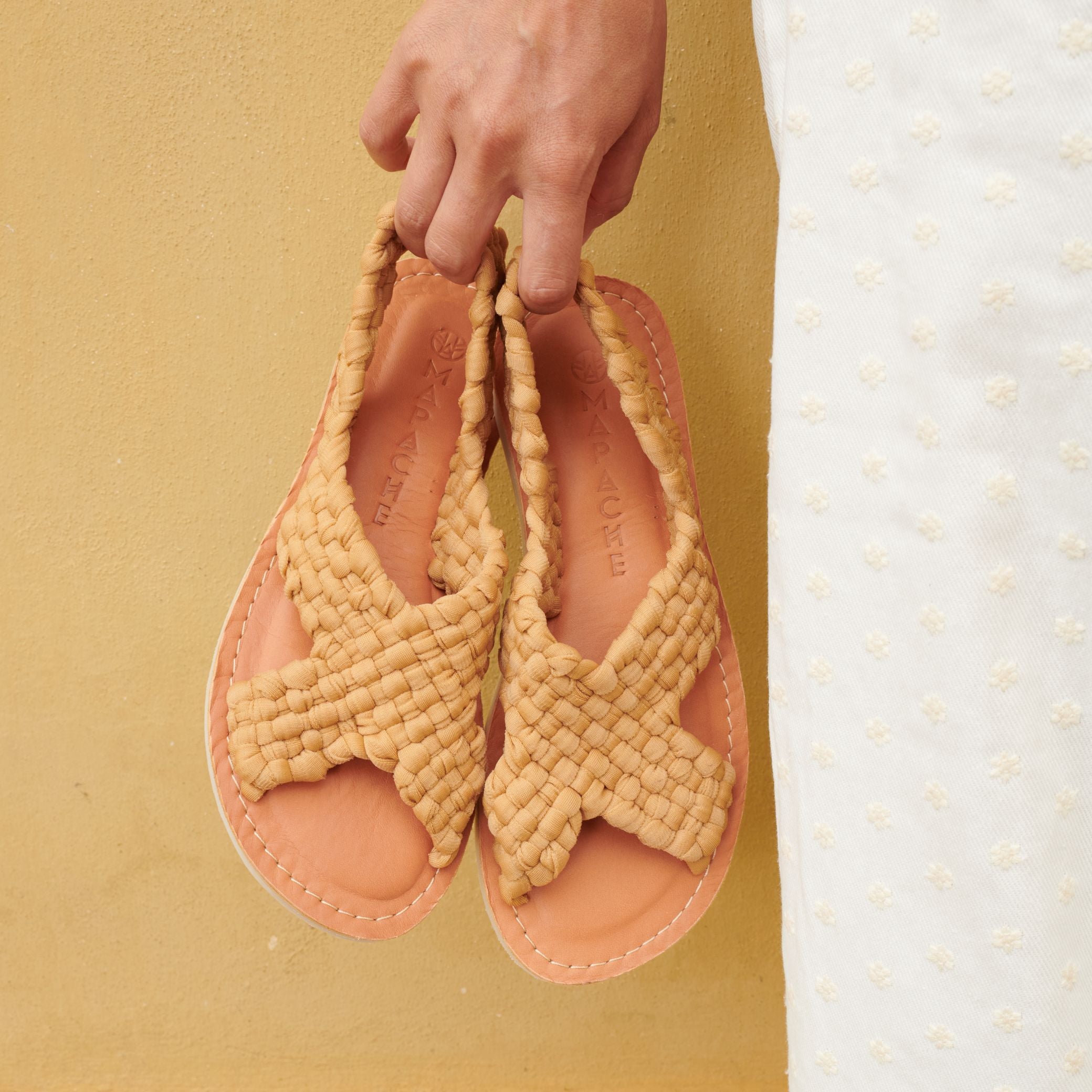 Sandales Zula Nude au tressage en nylon croisé de couleur camel, tenues à la main par Laura.