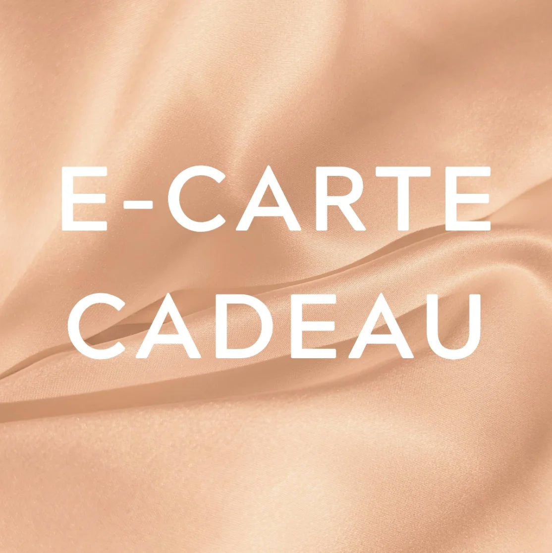 Un fond en satin rose et un texte "E-carte cadeau" écrit en blanc.