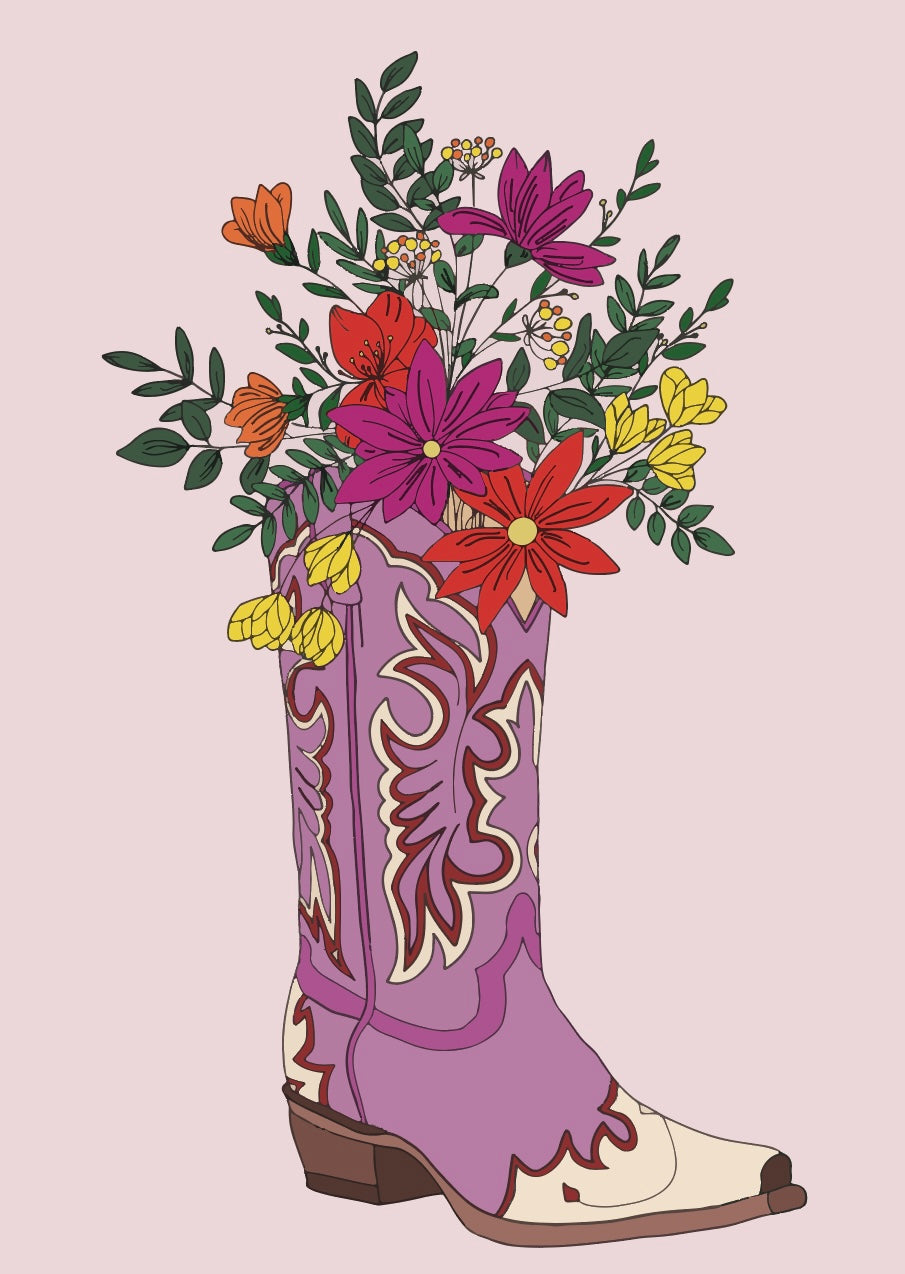 sur un fond violet pale, une botte Santiag violette est remplie de fleurs de toutes les couleurs.