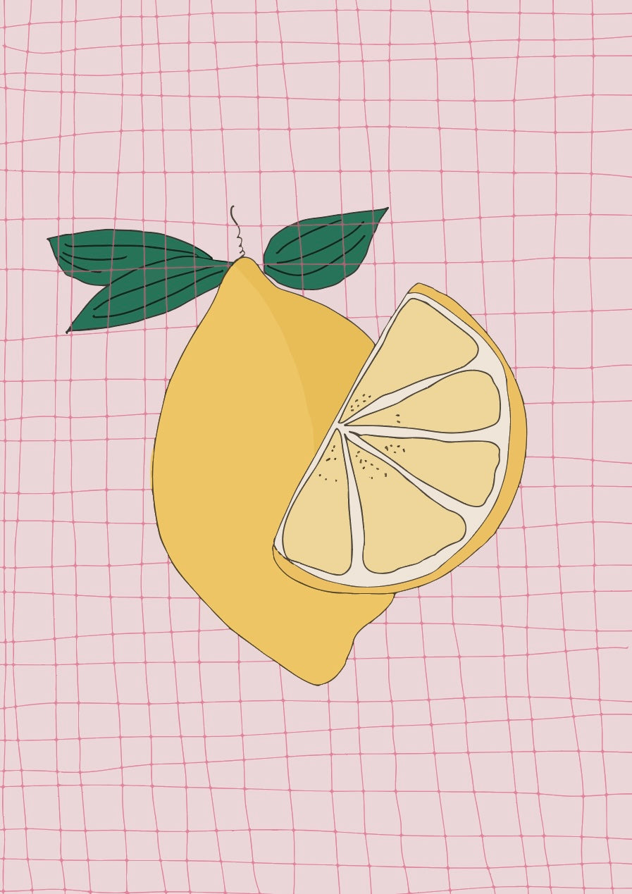 Sur un fond rose pale à Carreaux, un citron jaune et un de ses quartiers sons superposés.