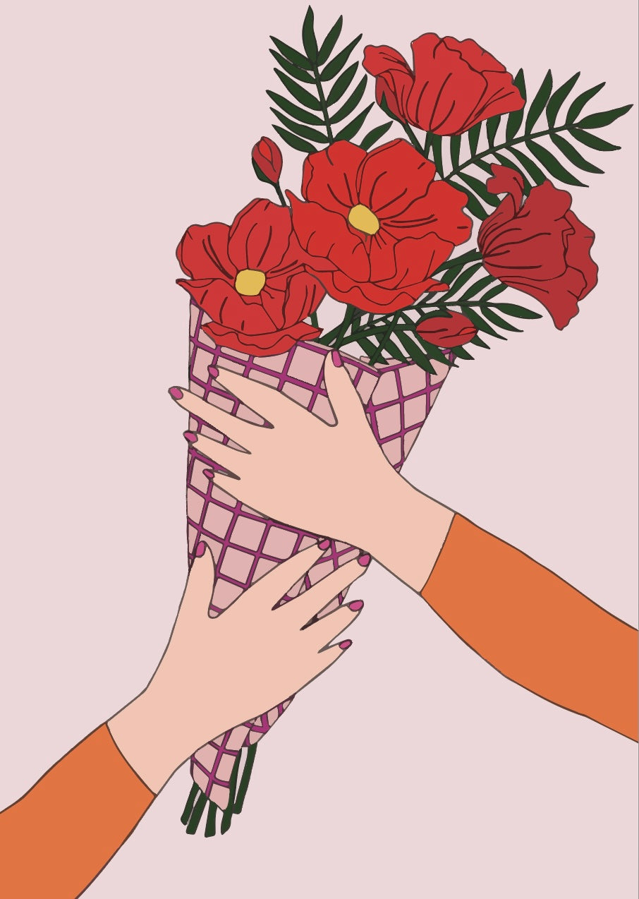 Sur un fond rose pale, deux bras tiennent un bouquet de fleurs rouges enroulé dans un papier rose à carreaux.