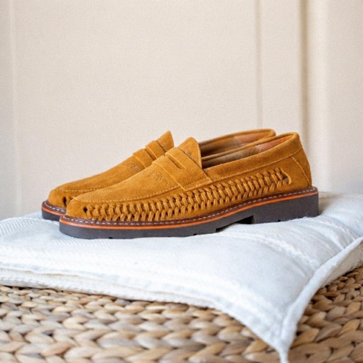 Ernesto Suede Ocre — Mocassin homme en cuir suédé ocre, fabriqué à la main au Mexique