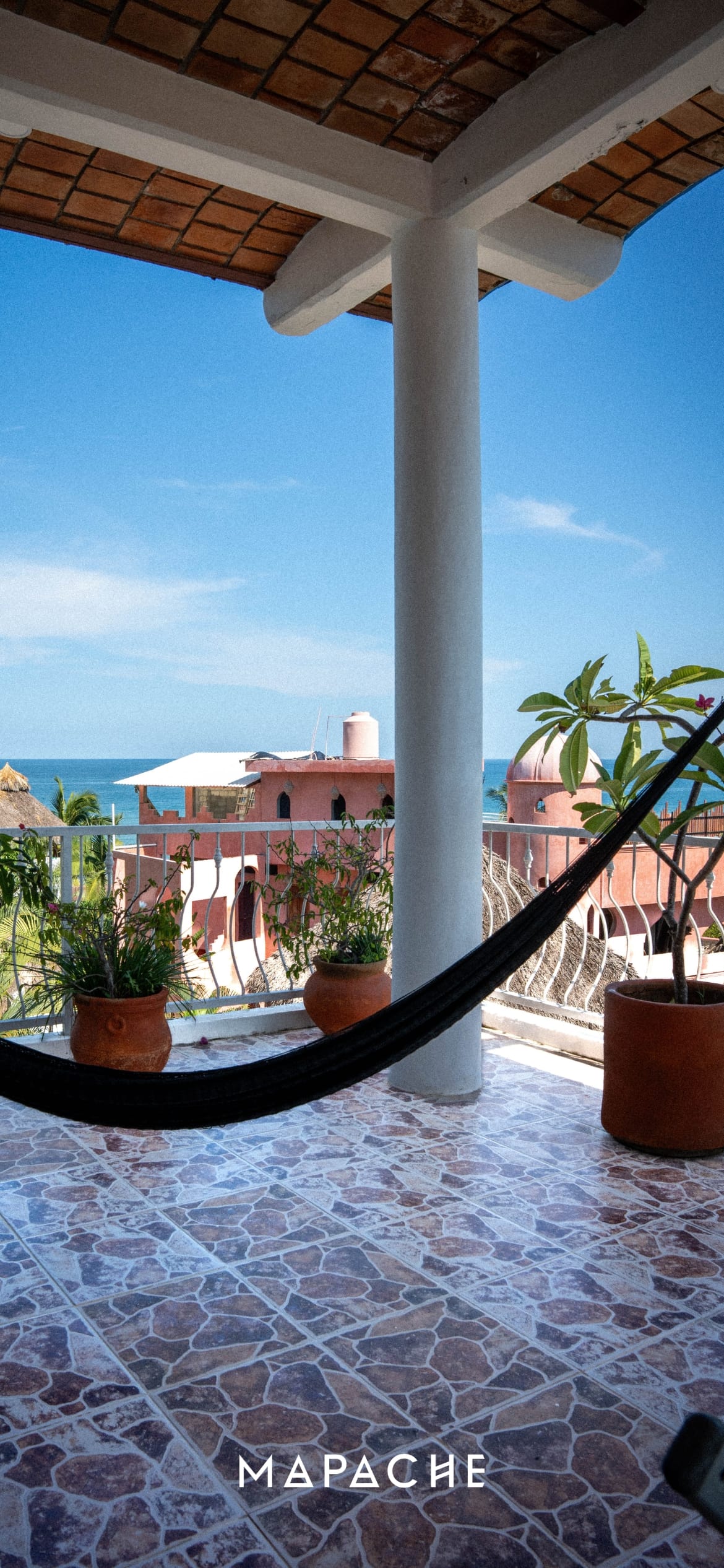 Fond d'écran - Balcon avec hamac sur vue mer maisons roses 