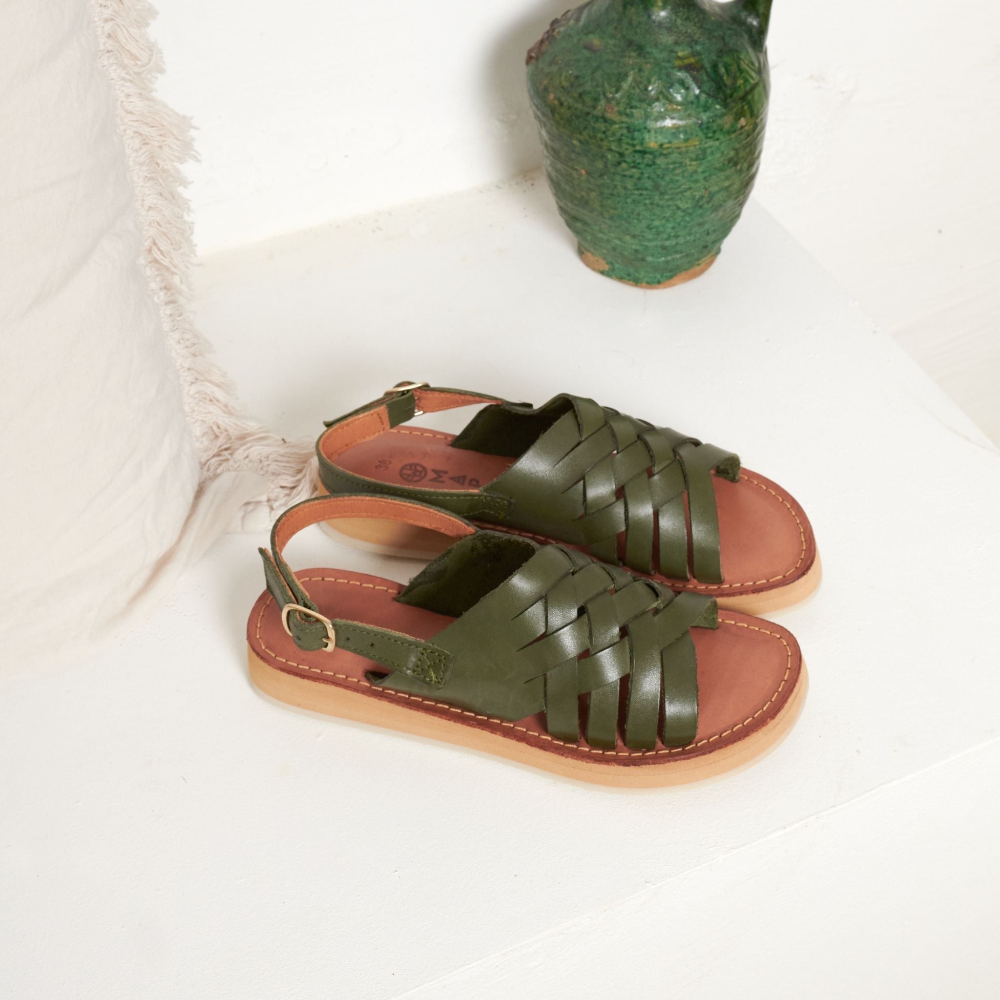 Lola Olive - Mapache - Sandales en cuir olive, avec une teinte naturelle et un design discret.