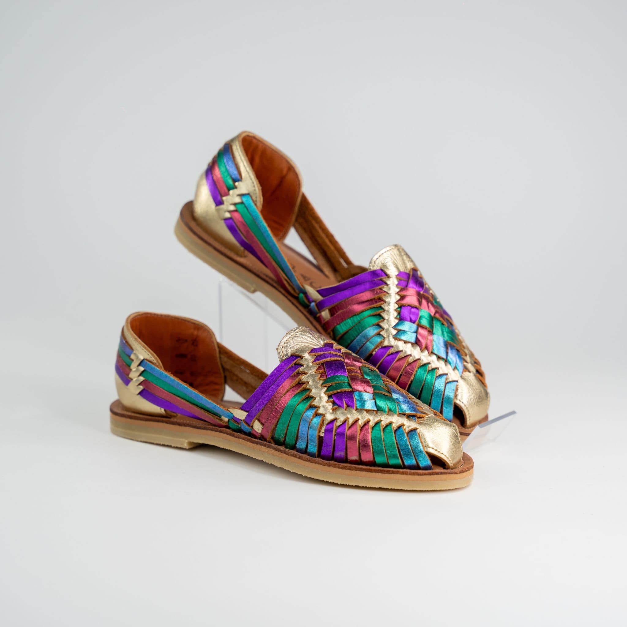 Rosalia avec base champagne et tressage irisé multicolore, sur fond blanc