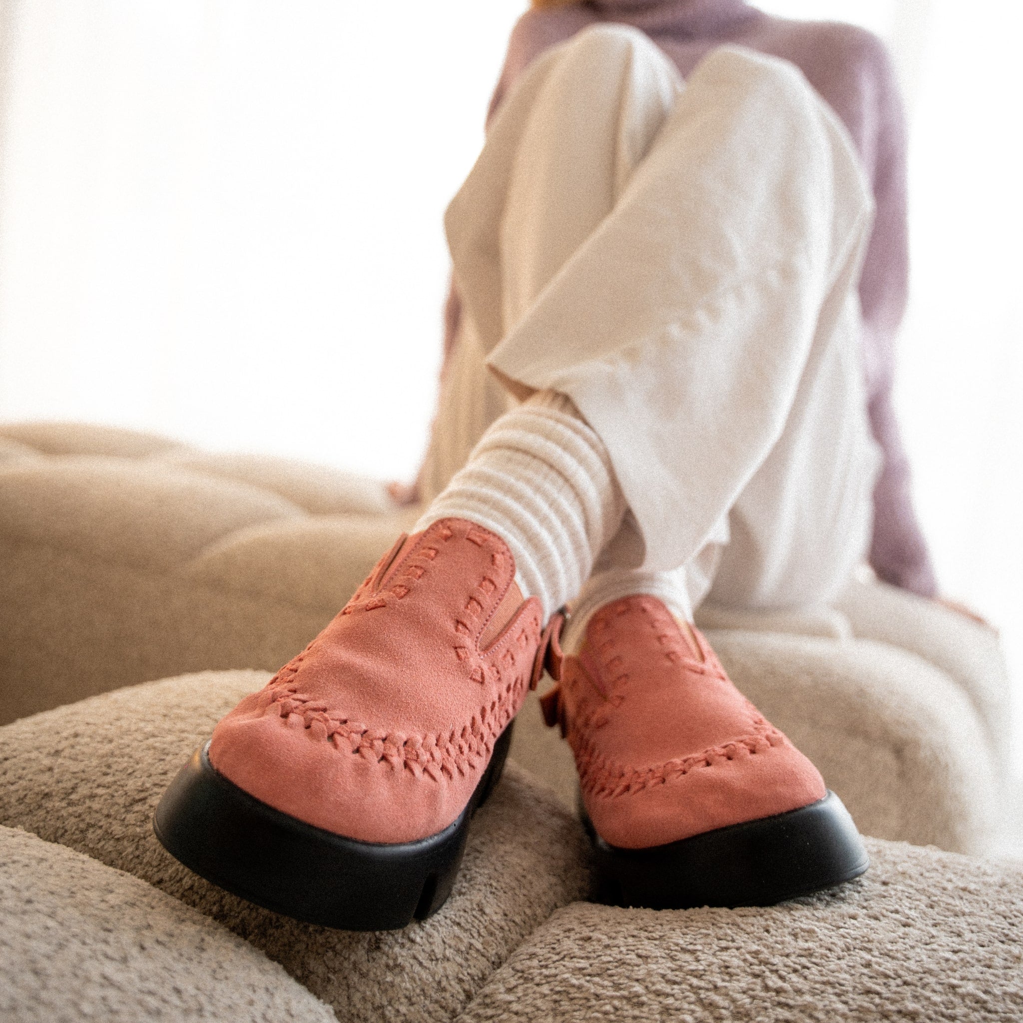 Sabot Sierra Framboise porté avec des grosses chaussettes en laine et un pantalon ample beige