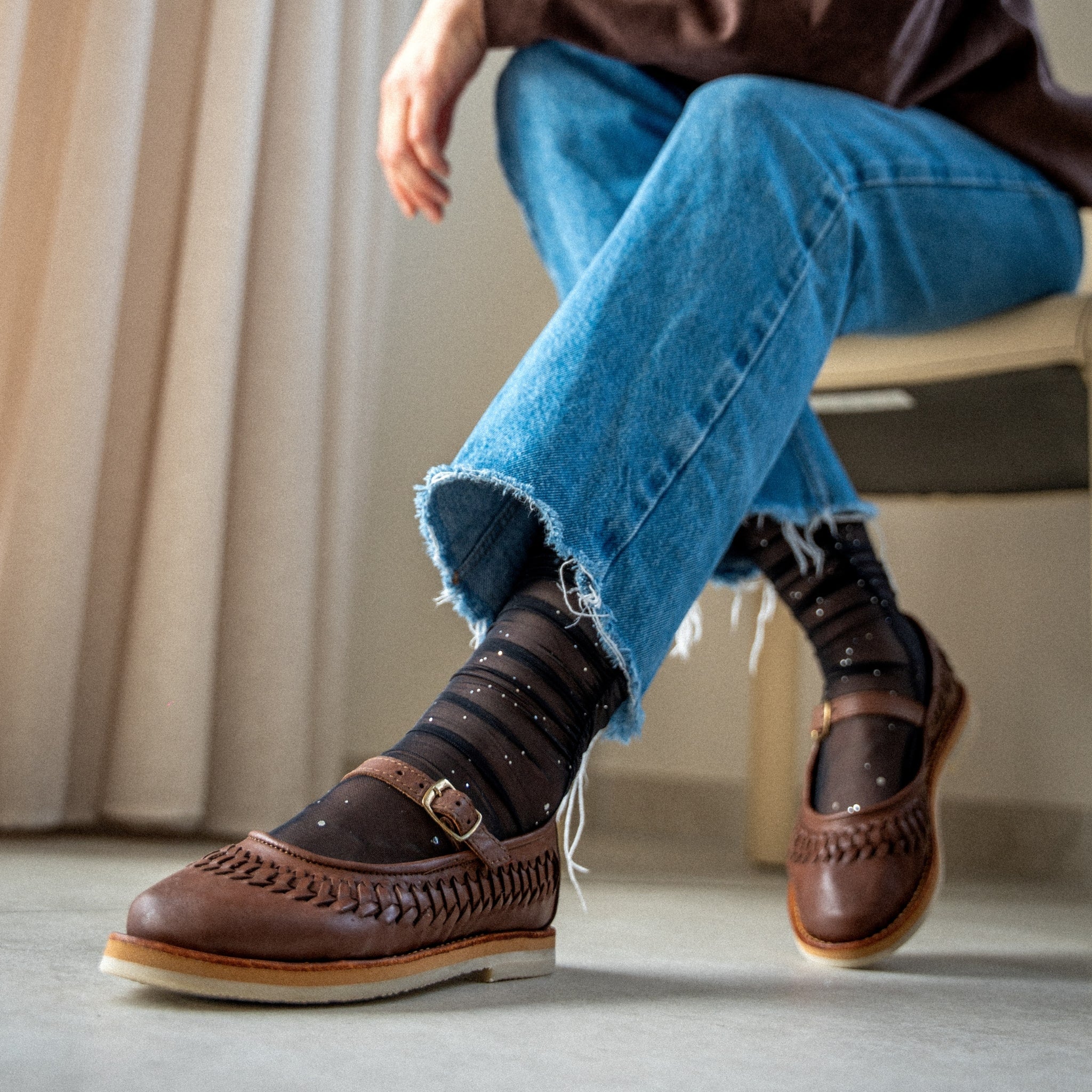 Ballerine Sofia Chocolat portée avec des chaussettes transparentes à strass